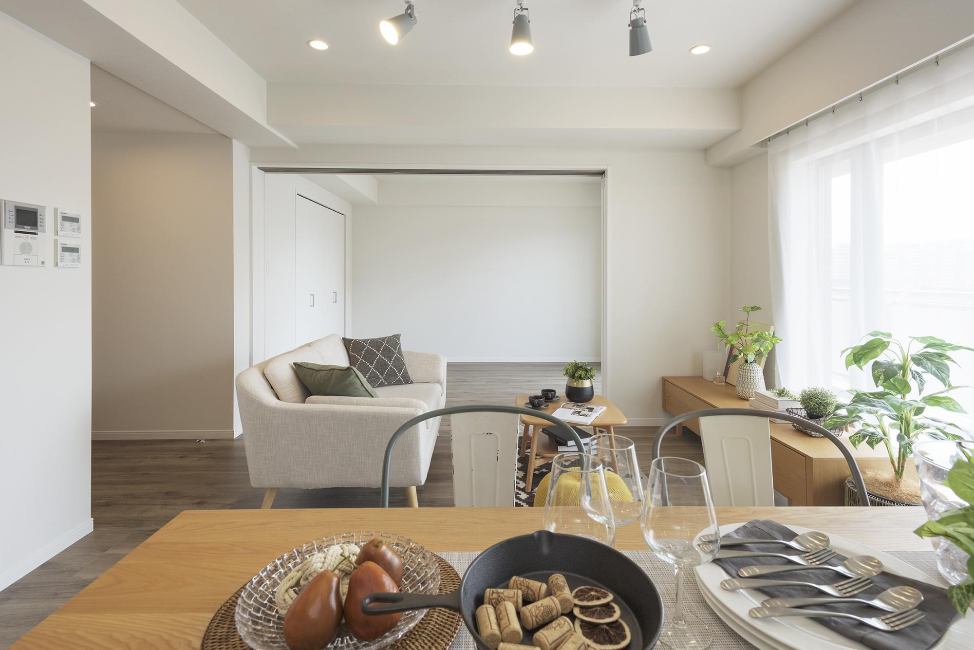 「“移動式チェスト”で変わるダイニング」のリビングダイニング