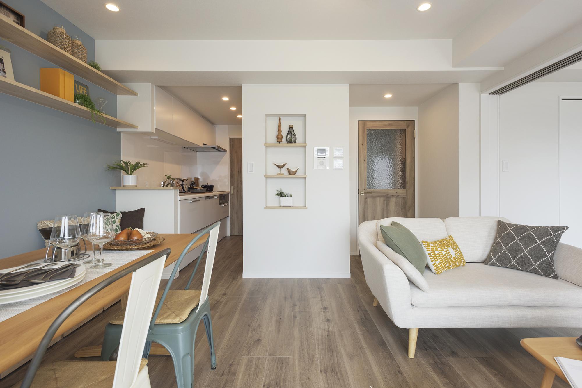 オープン棚とニッチで“見せる収納”を楽しめます。