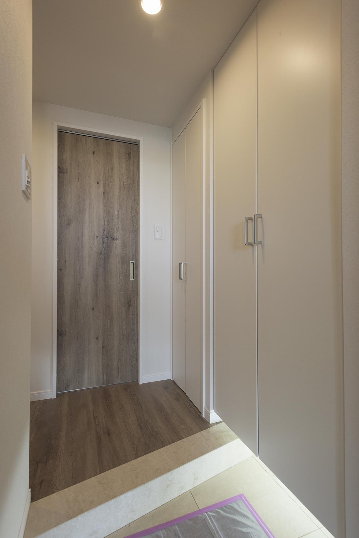 「“移動式チェスト”で変わるダイニング」の玄関・土間