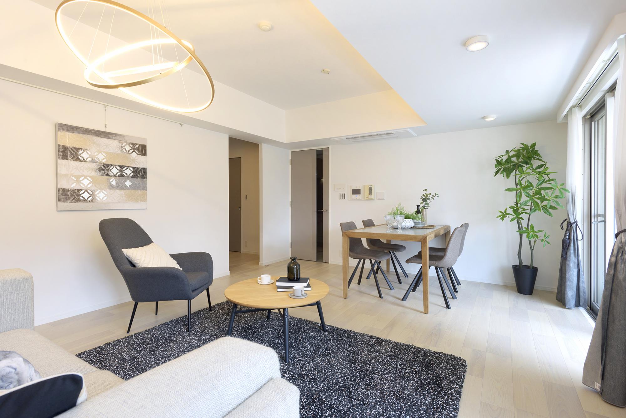 「テクスチャーにこだわった　ワンランク上の魅惑の寝室」のリビングダイニング