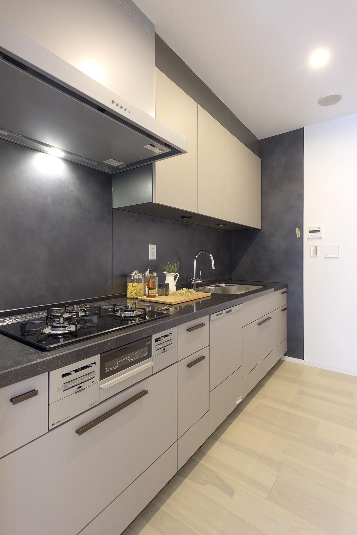 「テクスチャーにこだわった　ワンランク上の魅惑の寝室」のキッチン