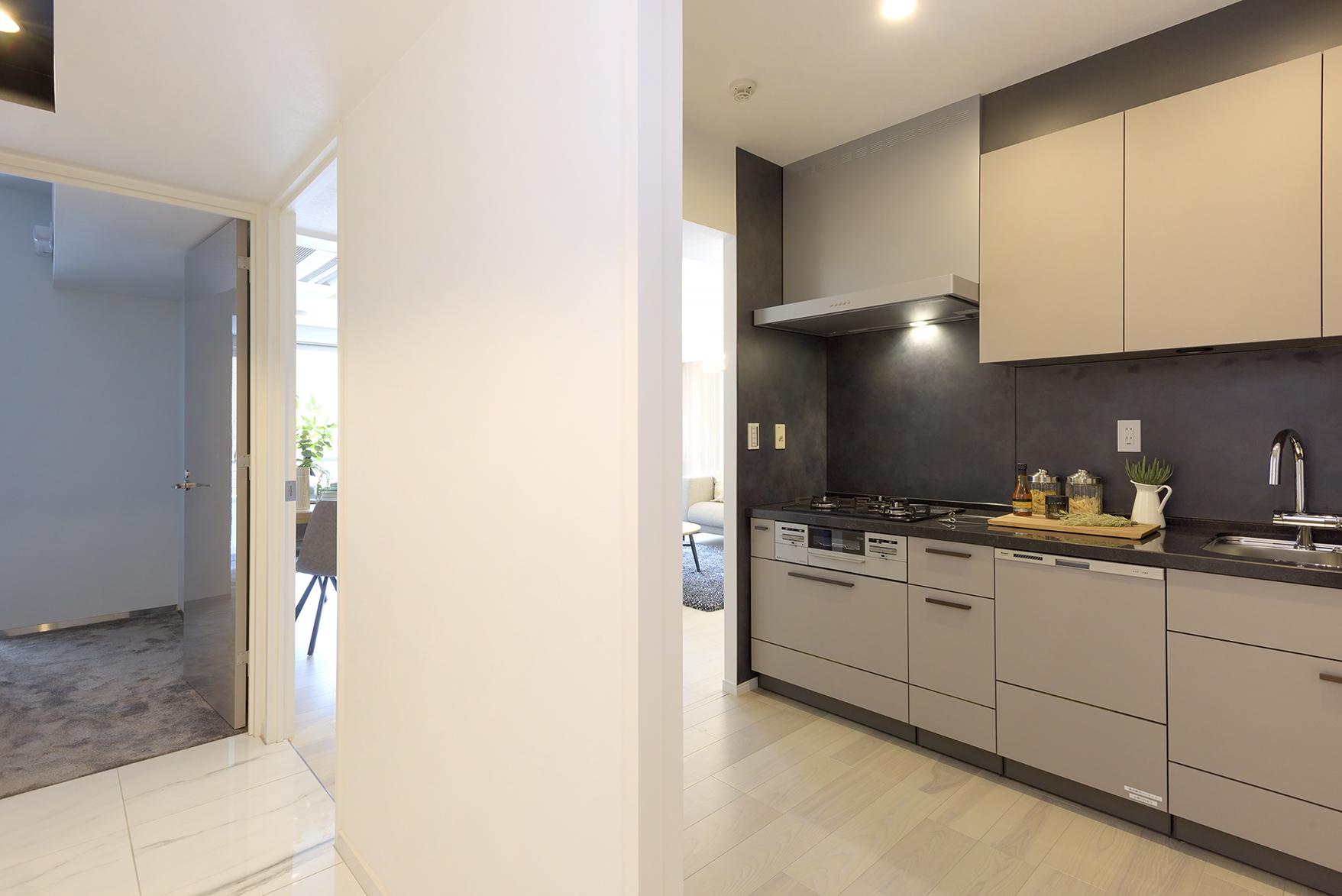 「テクスチャーにこだわった　ワンランク上の魅惑の寝室」のキッチン