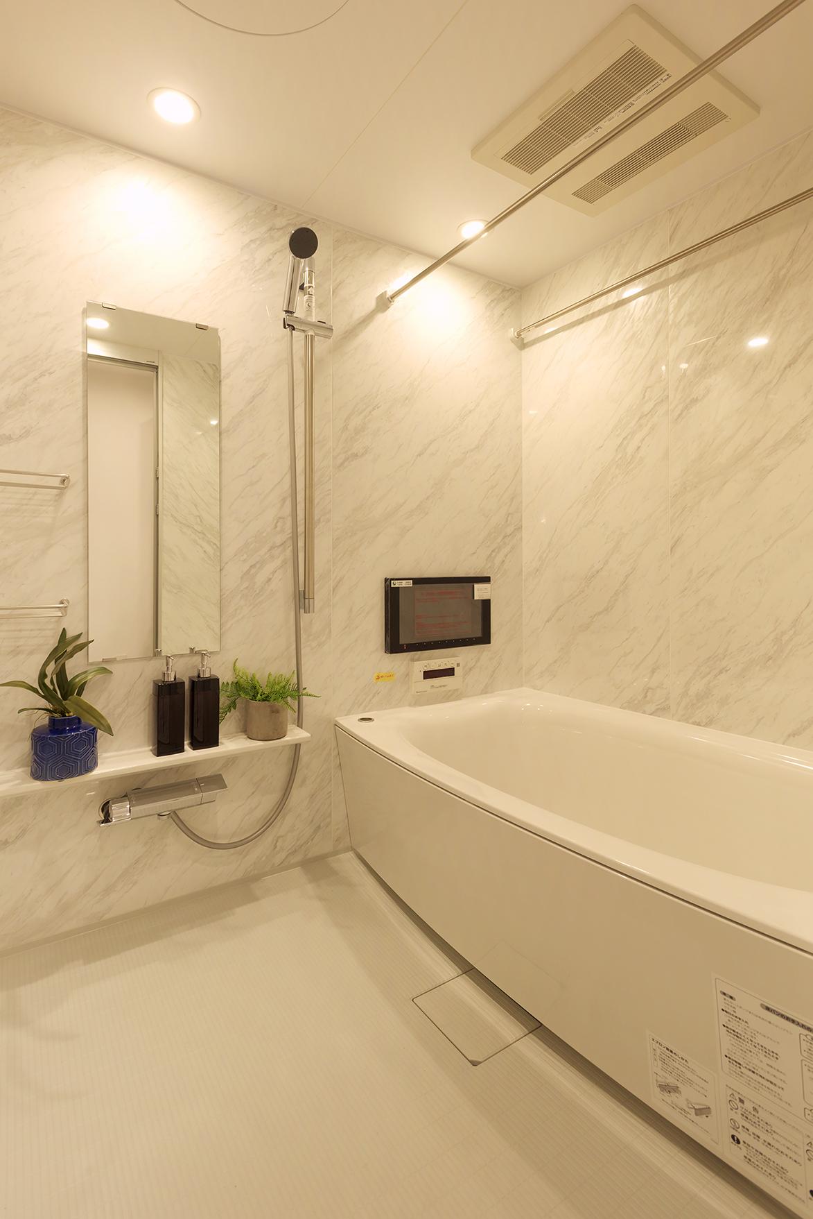 「テクスチャーにこだわった　ワンランク上の魅惑の寝室」のお風呂・洗面所・トイレ