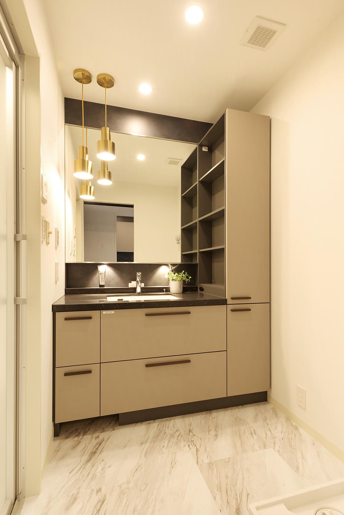 「テクスチャーにこだわった　ワンランク上の魅惑の寝室」のお風呂・洗面所・トイレ