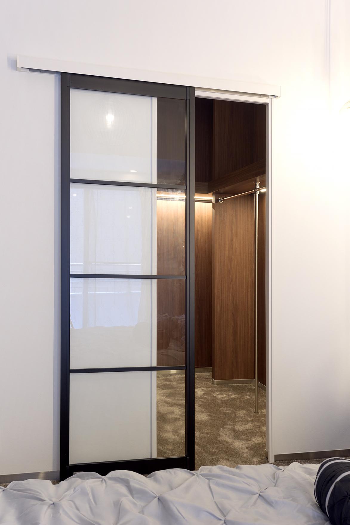 「テクスチャーにこだわった　ワンランク上の魅惑の寝室」の収納・クローゼット