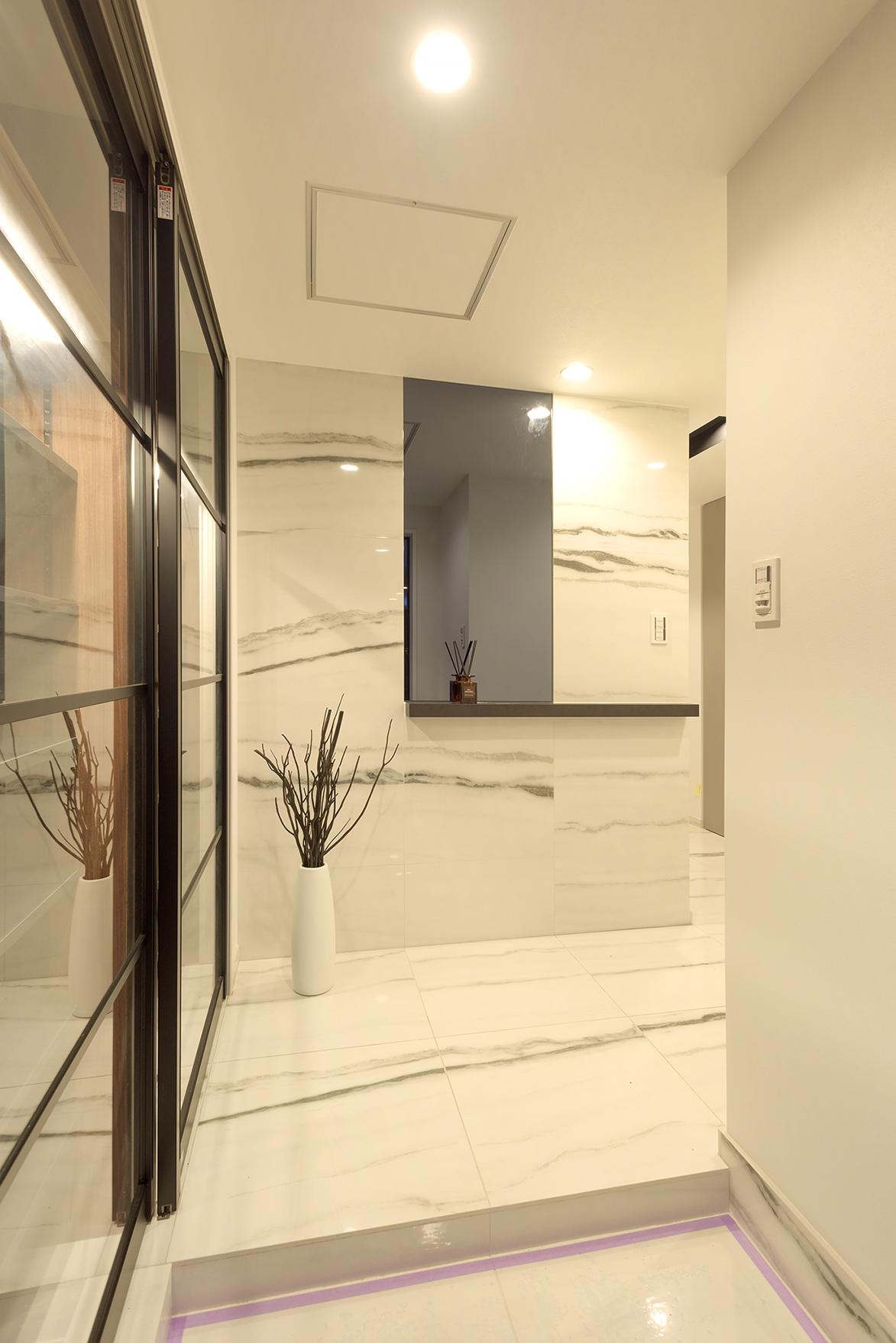 「テクスチャーにこだわった　ワンランク上の魅惑の寝室」の玄関・土間