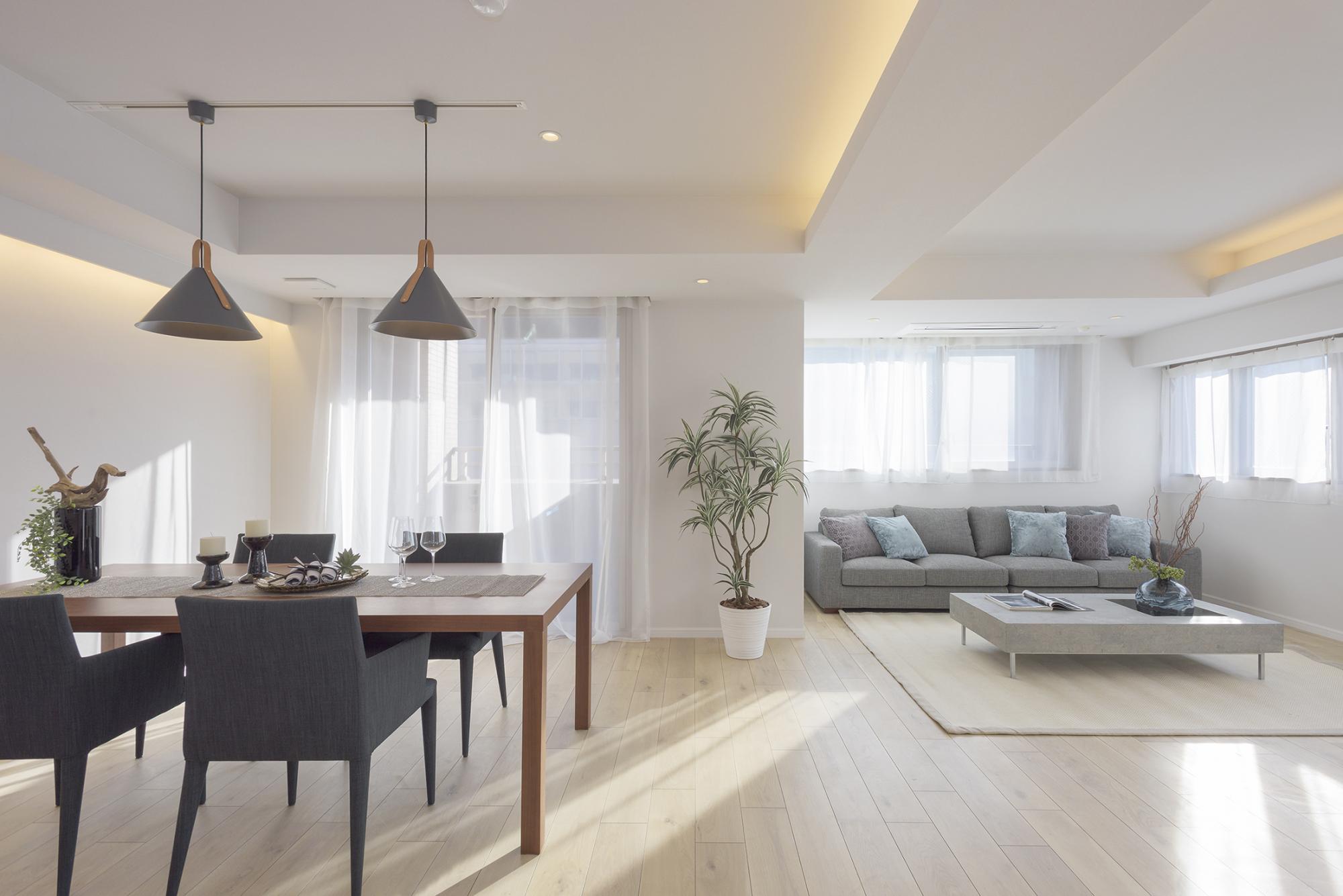 「ナチュラル＋和モダン」のリビングダイニング