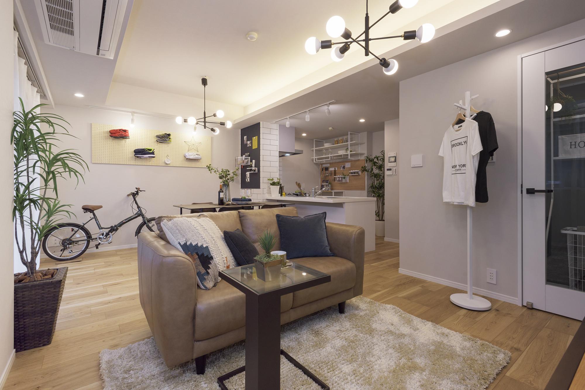 キッチンや居室の壁面にマグネットボードや有孔ボードを設置しています。フックやマグネットを使うことでお気に入りの雑貨やアイテムを壁にレイアウトすることができます。好きなものに囲まれた自分だけのカフェ風空間のできあがりです。