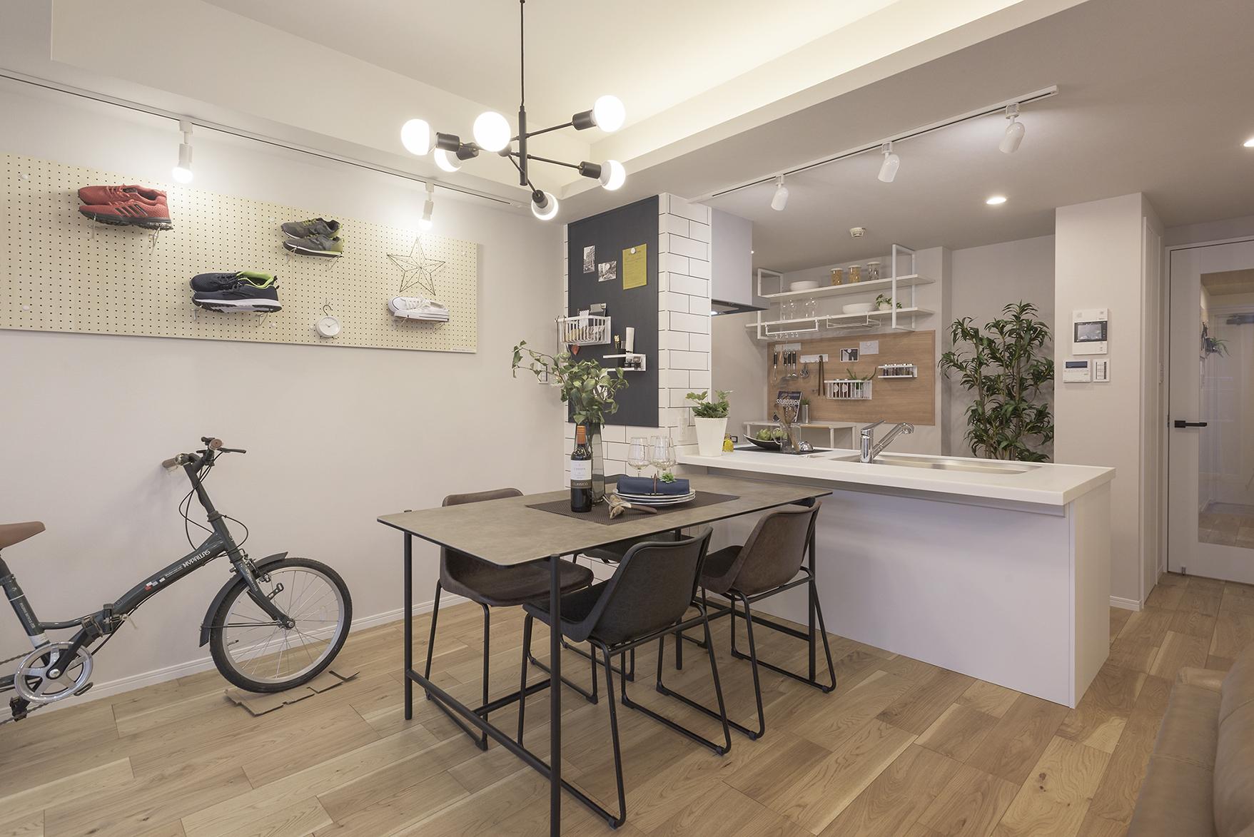 「雑貨ライフでおうち時間を楽しむ」のリビングダイニング