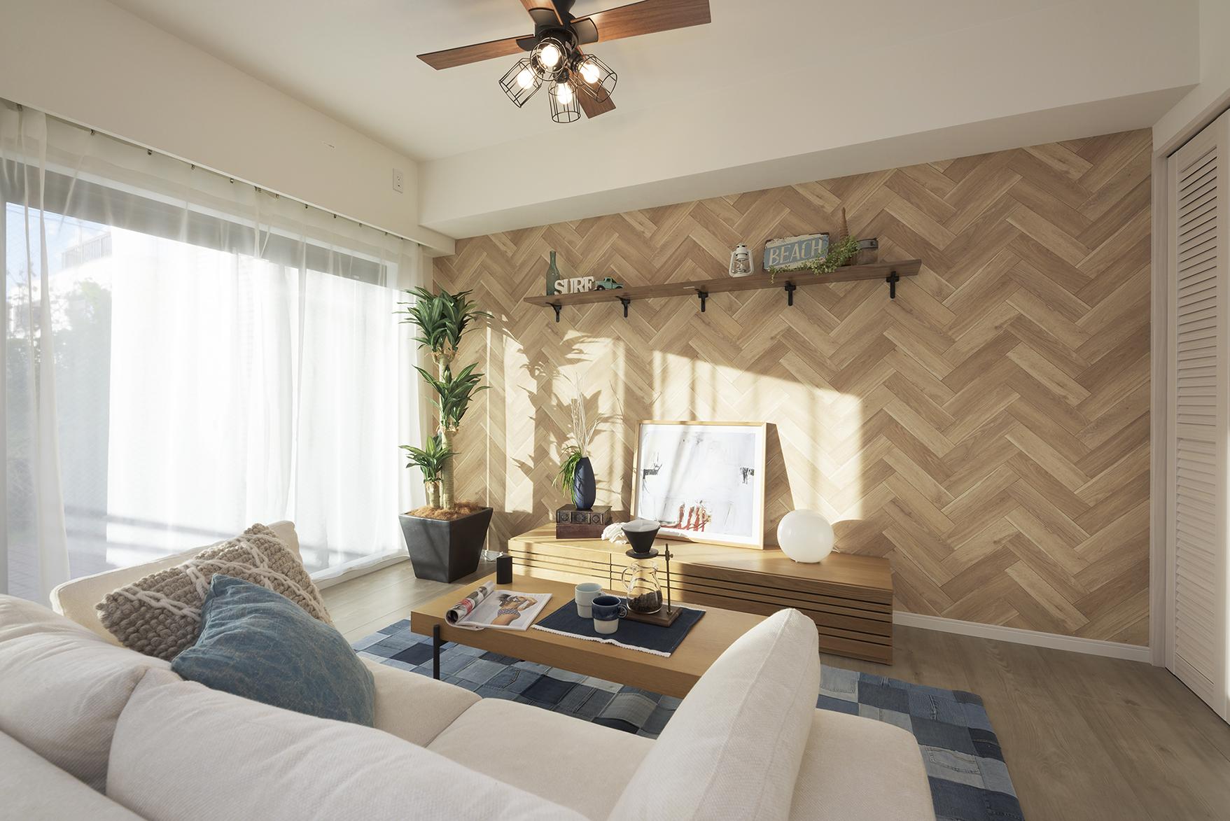 ナチュラルな空間のアクセントになるヘリンボーンのクロス。西海岸風のラフな雰囲気が加わり、湘南エリアにぴったりのインテリアが楽しめます。