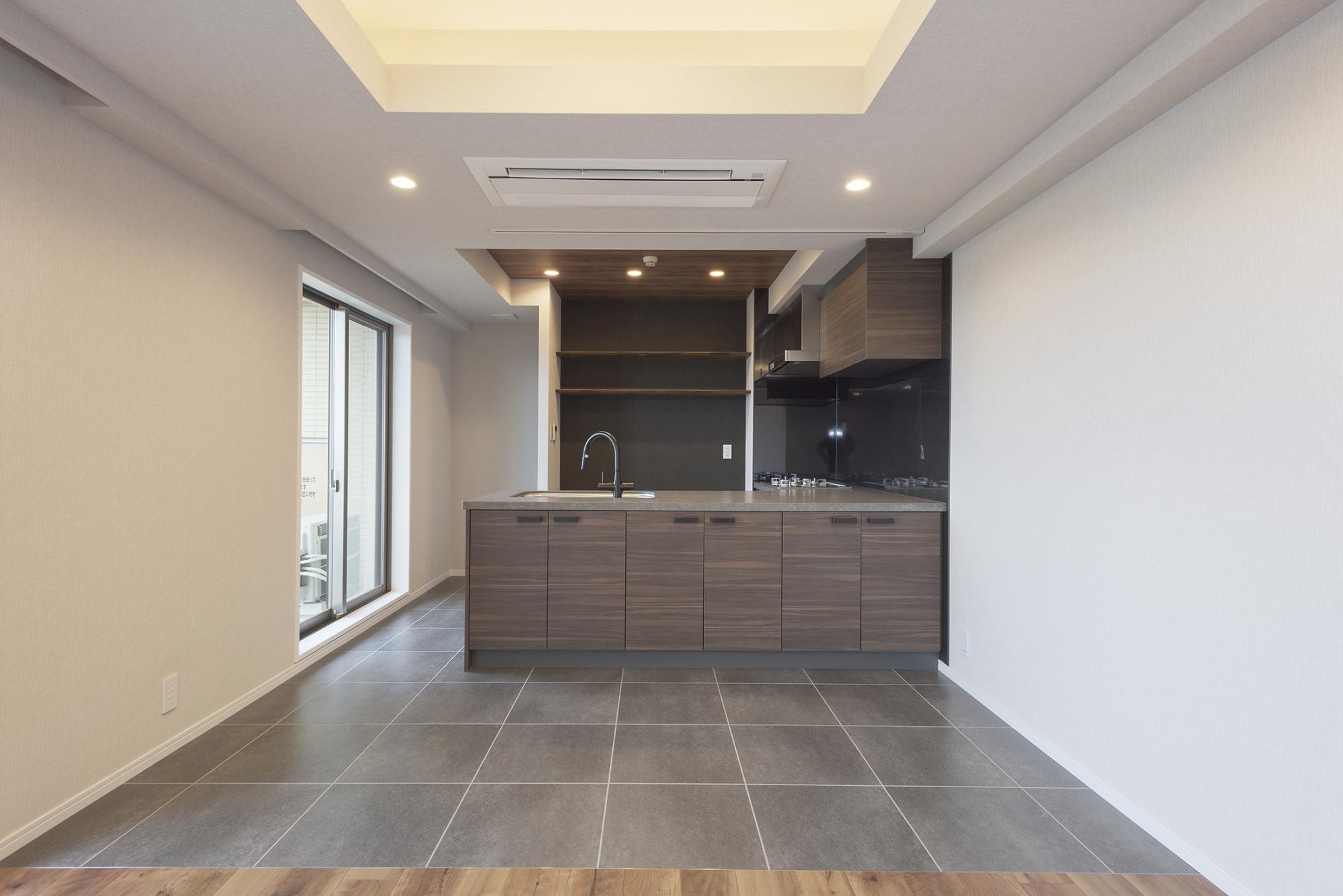 LDKを床材でゾーニングすることでひと続きの空間にメリハリが生まれました。