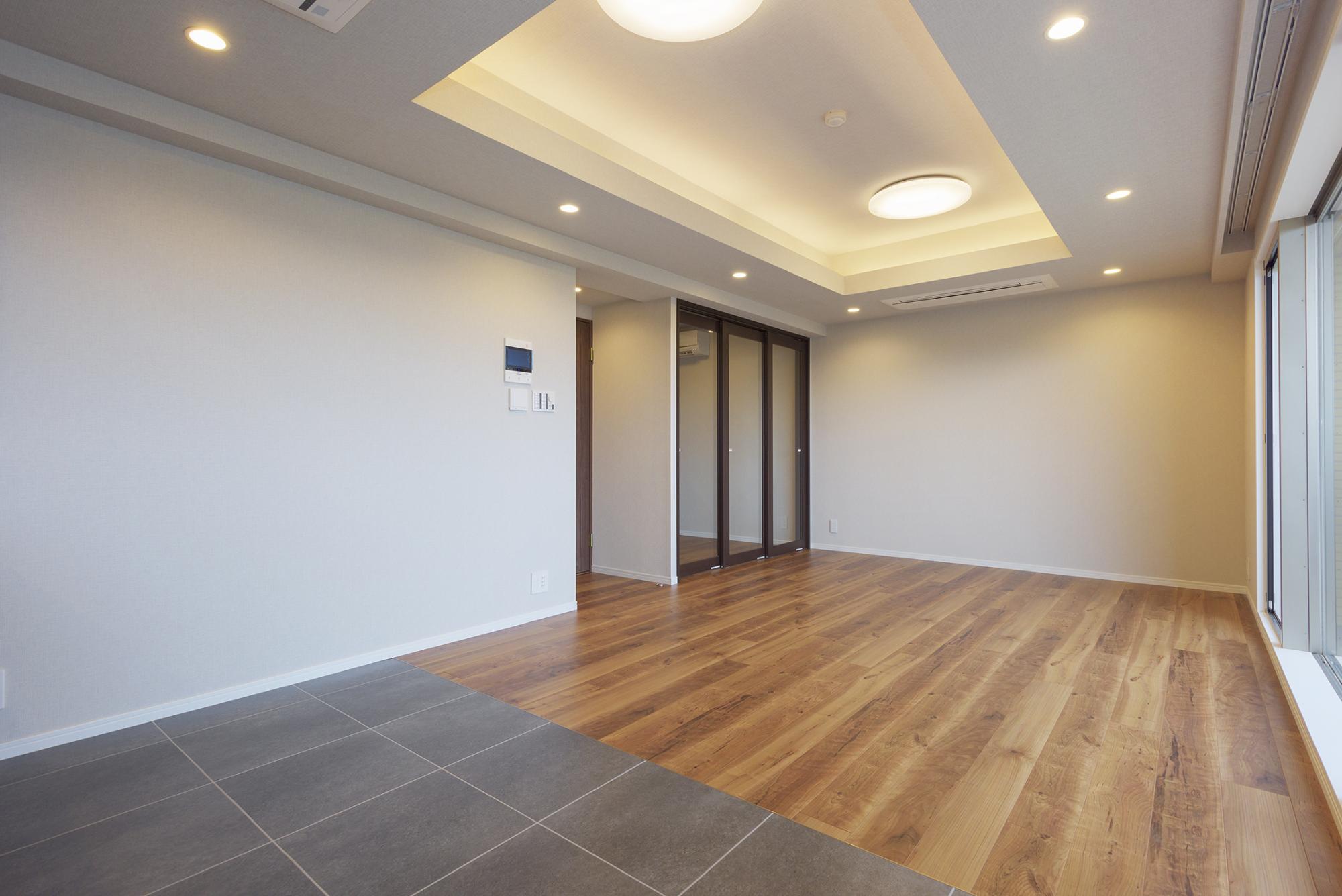 「石目と木目のカフェ風リノベーション」のリビングダイニング