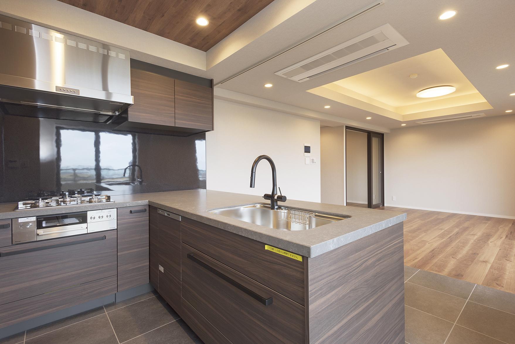 「石目と木目のカフェ風リノベーション」のキッチン