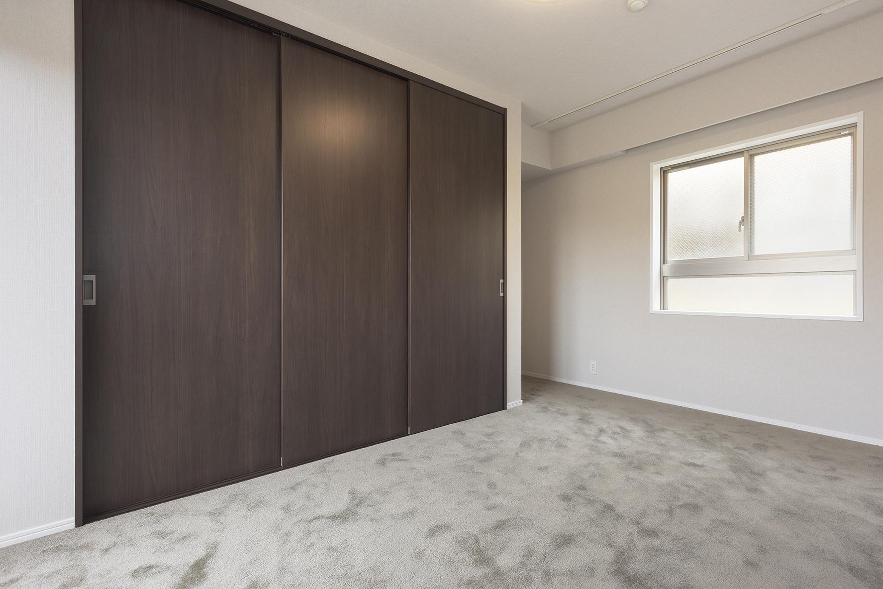 「石目と木目のカフェ風リノベーション」の寝室