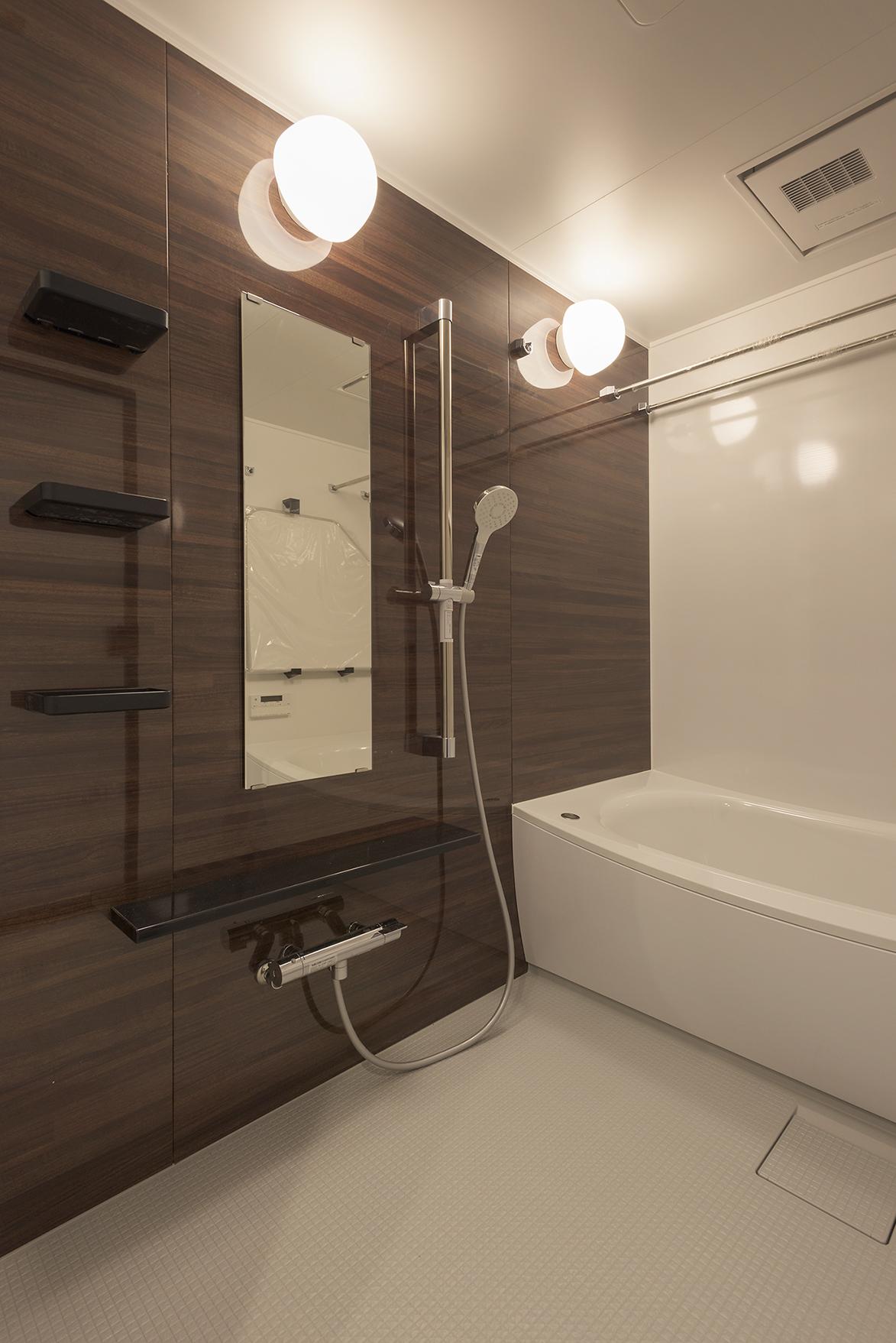 「石目と木目のカフェ風リノベーション」のお風呂・洗面所・トイレ