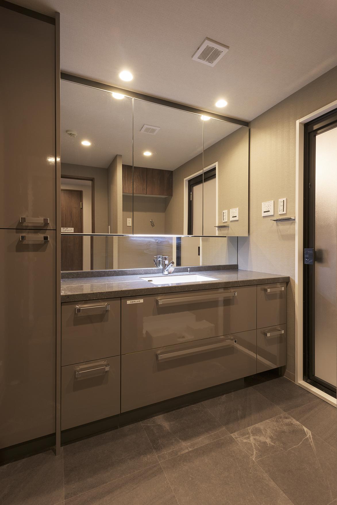 「石目と木目のカフェ風リノベーション」のお風呂・洗面所・トイレ