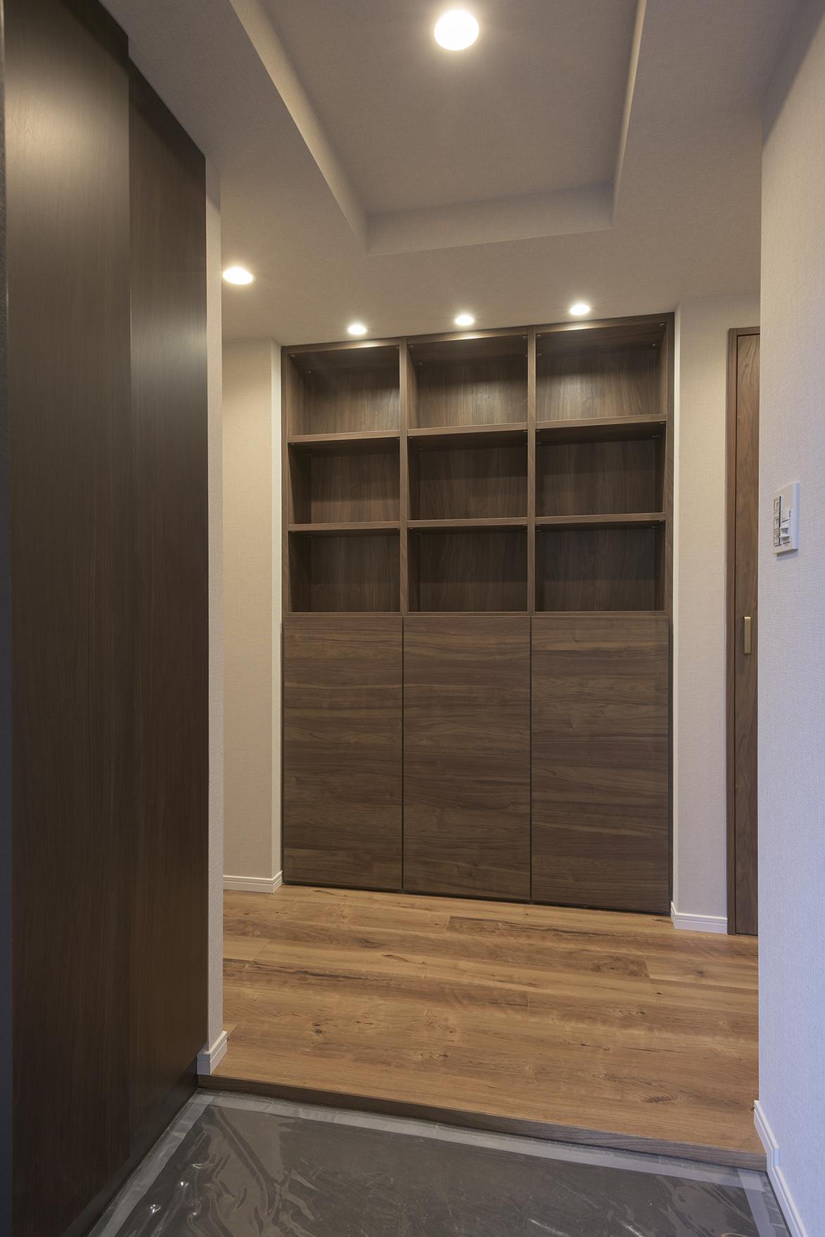 「石目と木目のカフェ風リノベーション」の玄関・土間