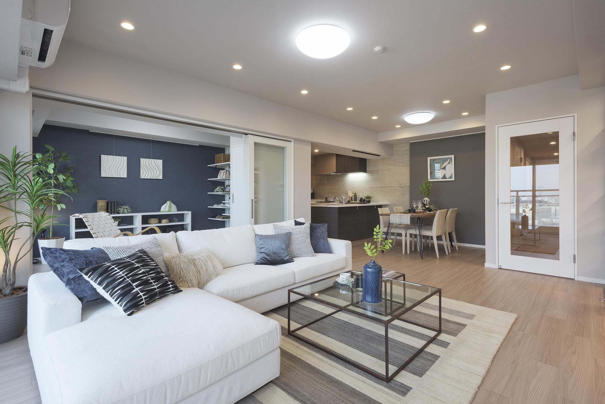 ネイビーブルーのアクセントクロスが目を引く、落ち着きのあるマリンテイストな空間です。