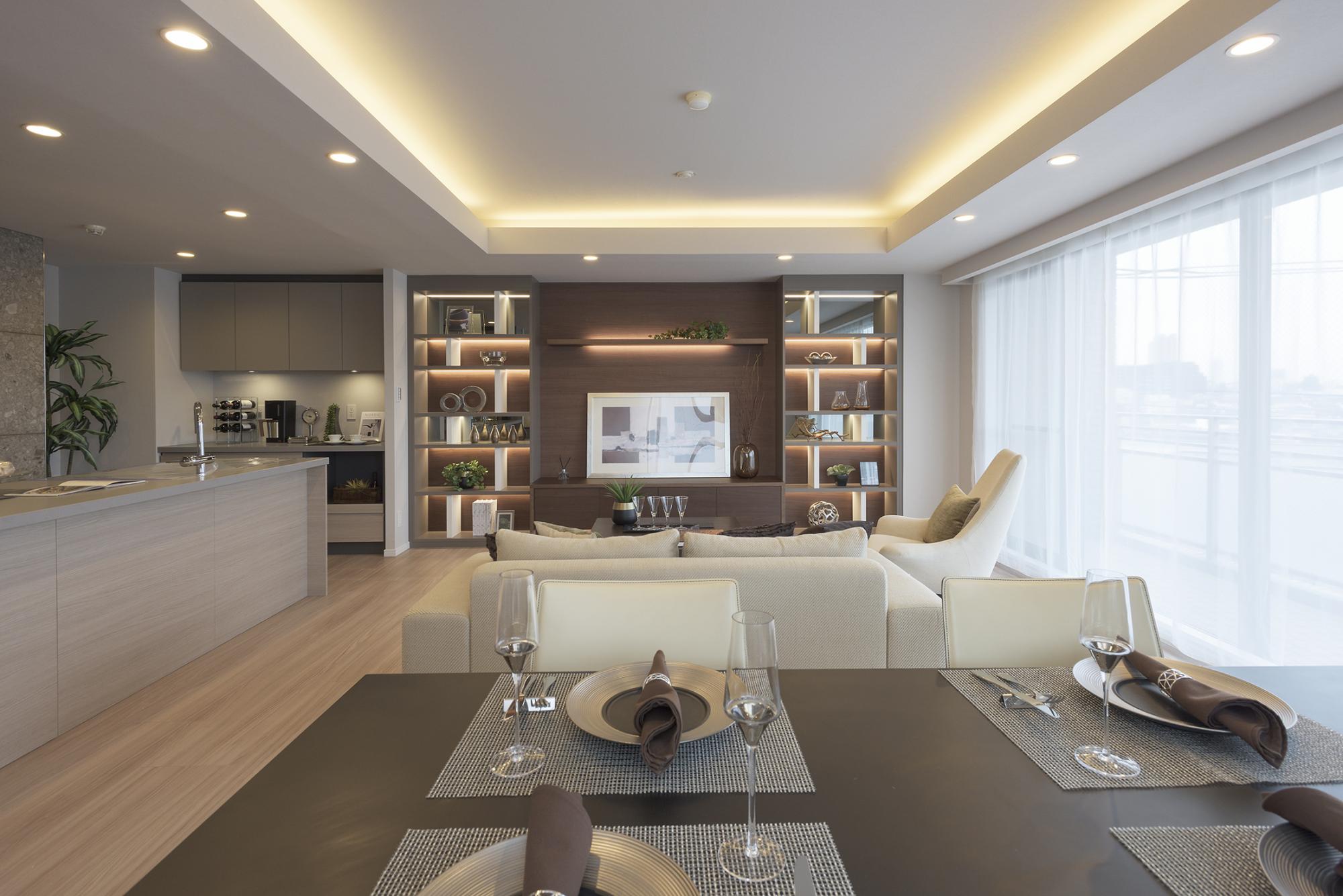 高級感たっぷりの折り上げ天井や壁一面に造りつけたリビングボードには、やさしい光で室内を照らす間接照明を設置。スタイリッシュな家具と相まってリラックスできる大人の空間に仕上げました。