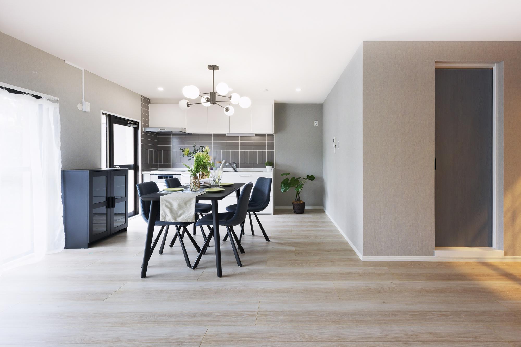 キッチンを壁付けにして、ダイニングスペースのゆとりを確保。グレーの長方形タイルを縦横ミックスに貼っておしゃれなアクセントにしました。