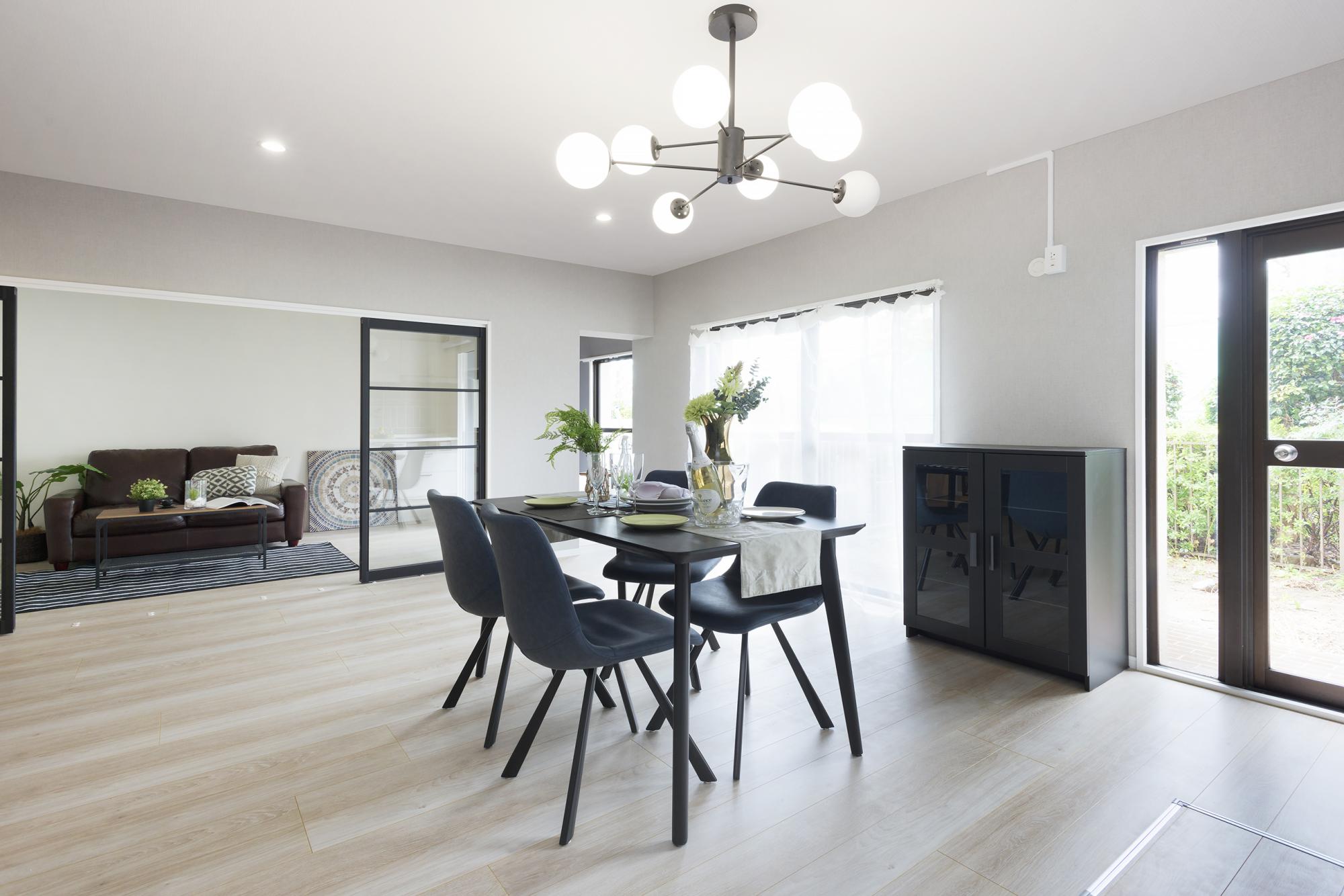 「アイアンブラックの映えるシンプルリノベーション」のリビングダイニング