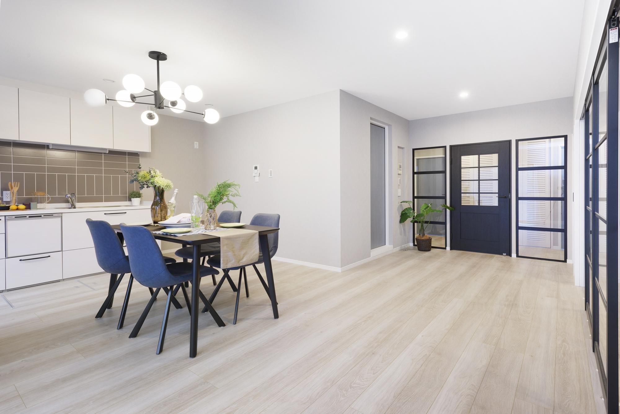 「アイアンブラックの映えるシンプルリノベーション」のリビングダイニング