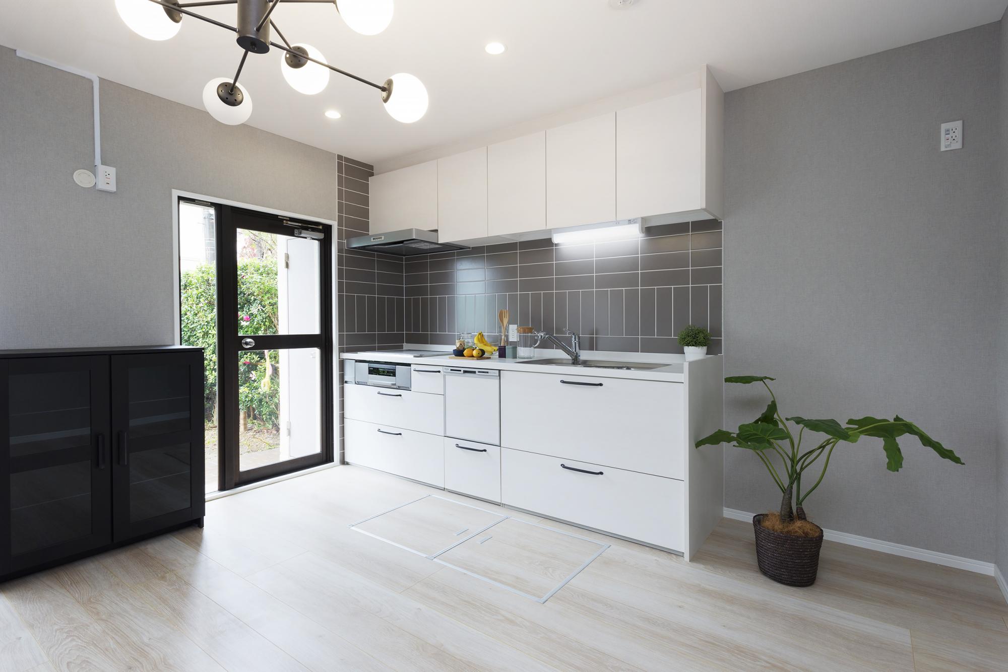 「アイアンブラックの映えるシンプルリノベーション」のキッチン