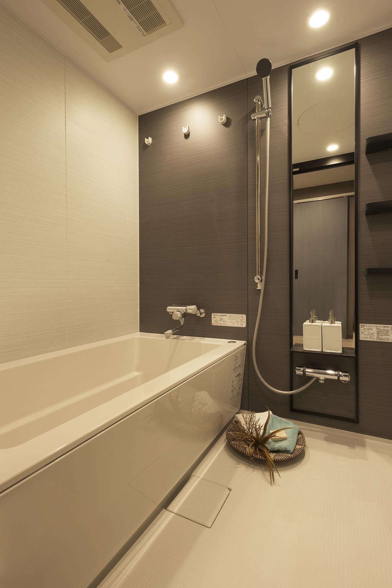 「アイアンブラックの映えるシンプルリノベーション」のお風呂・洗面所・トイレ