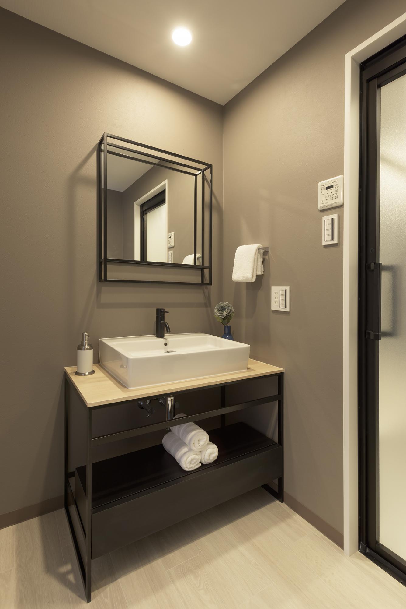 「アイアンブラックの映えるシンプルリノベーション」のお風呂・洗面所・トイレ