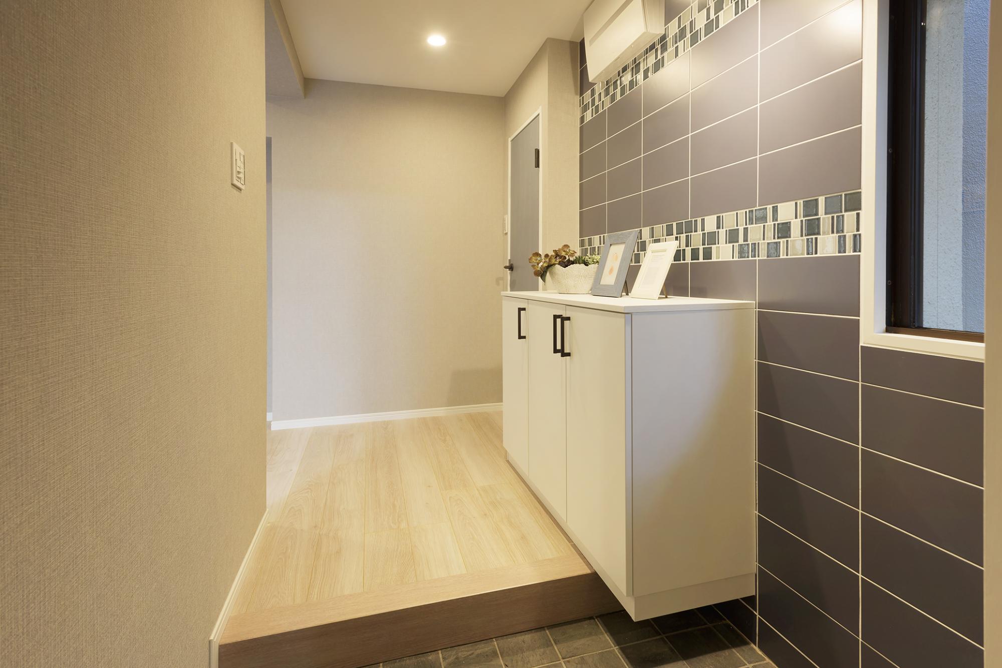 「アイアンブラックの映えるシンプルリノベーション」の玄関・土間