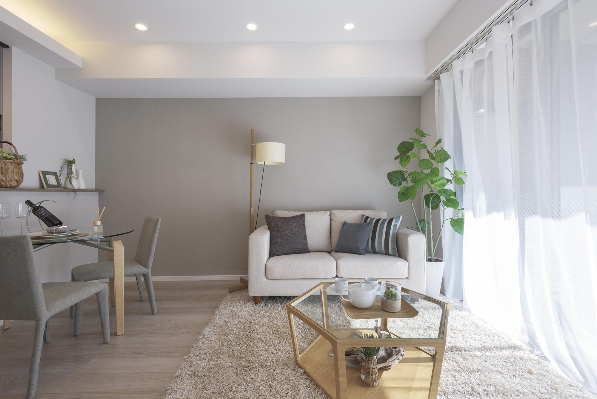 淡いトーンで大人ナチュラルな雰囲気のリビングダイニング。グレージュのクロスがやさしいアクセントになっています。