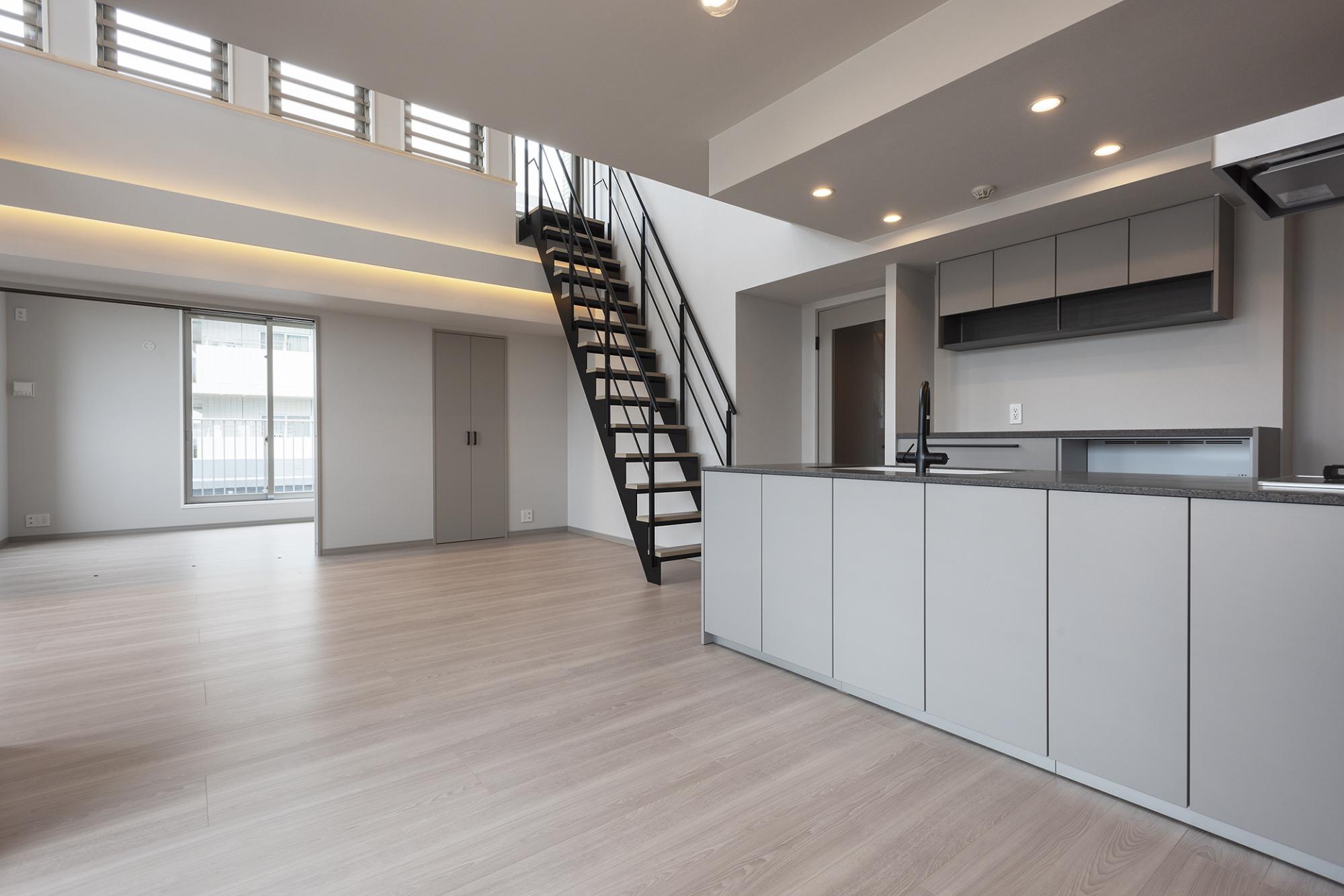 グレイッシュカラーでまとめたリビング・ダイニング・キッチン