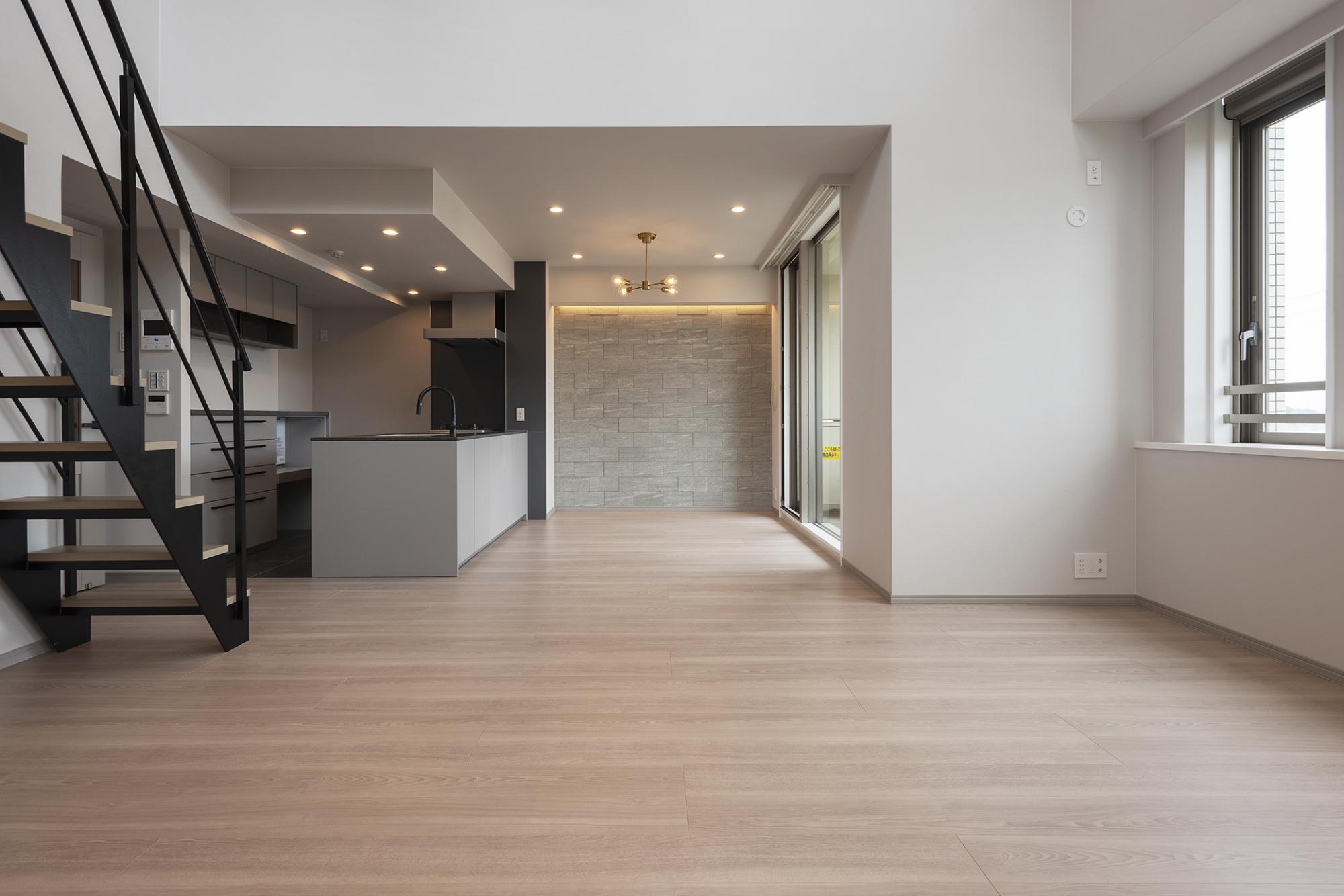 「バルコニーへ続く階段のある部屋」のリビングダイニング