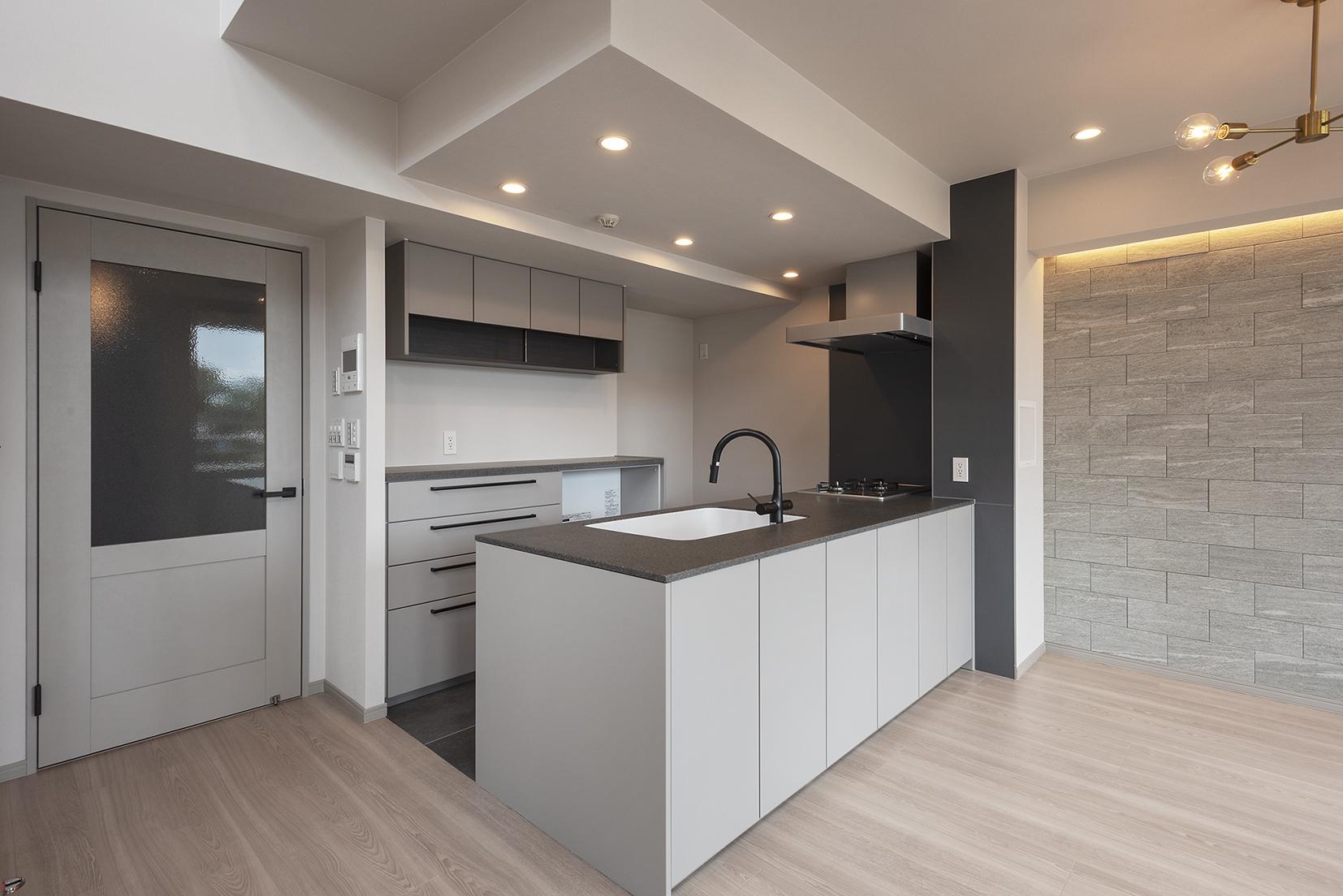 「バルコニーへ続く階段のある部屋」のキッチン