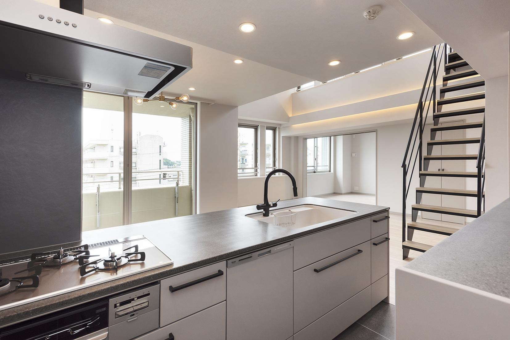 「バルコニーへ続く階段のある部屋」のキッチン