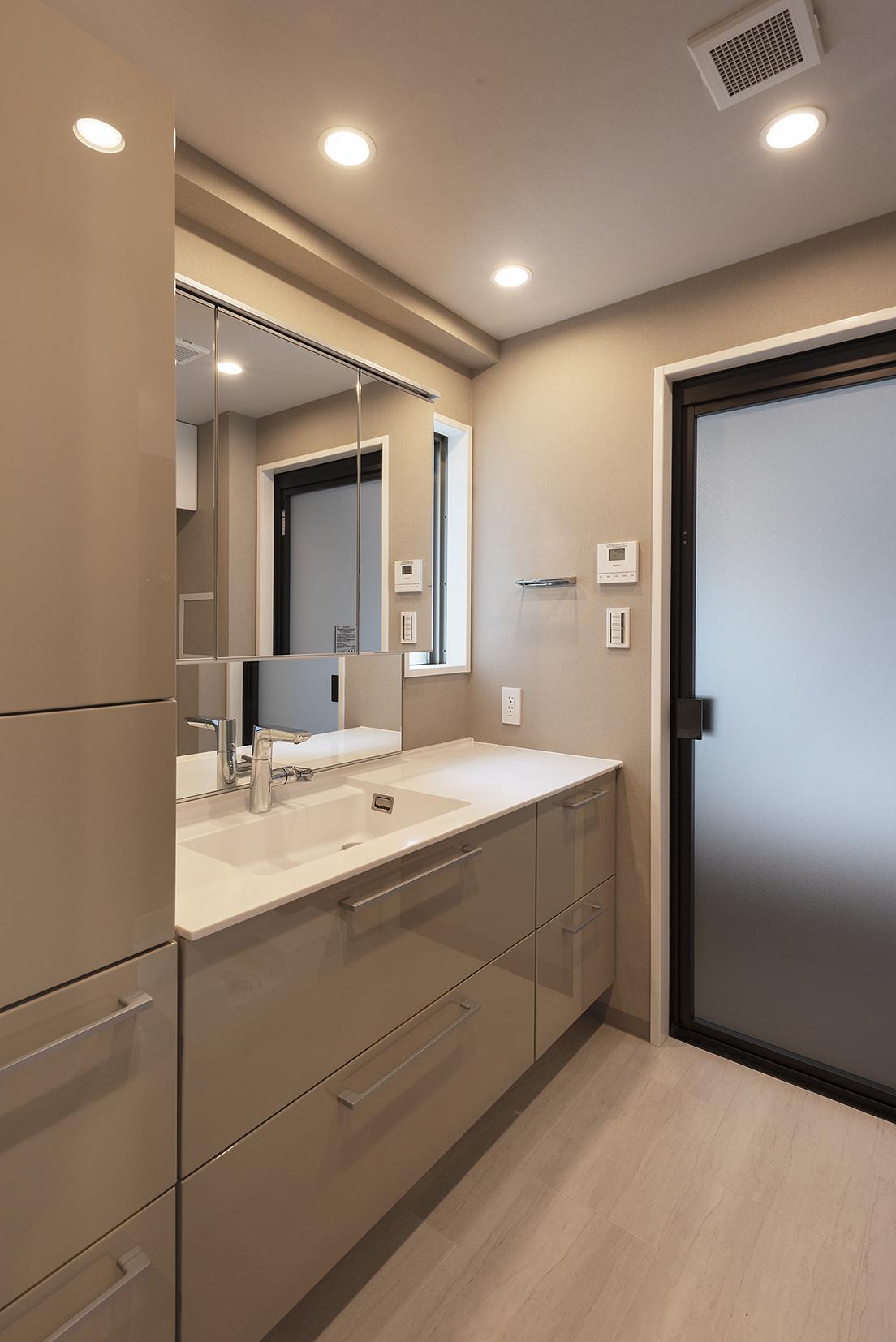 「バルコニーへ続く階段のある部屋」のお風呂・洗面所・トイレ