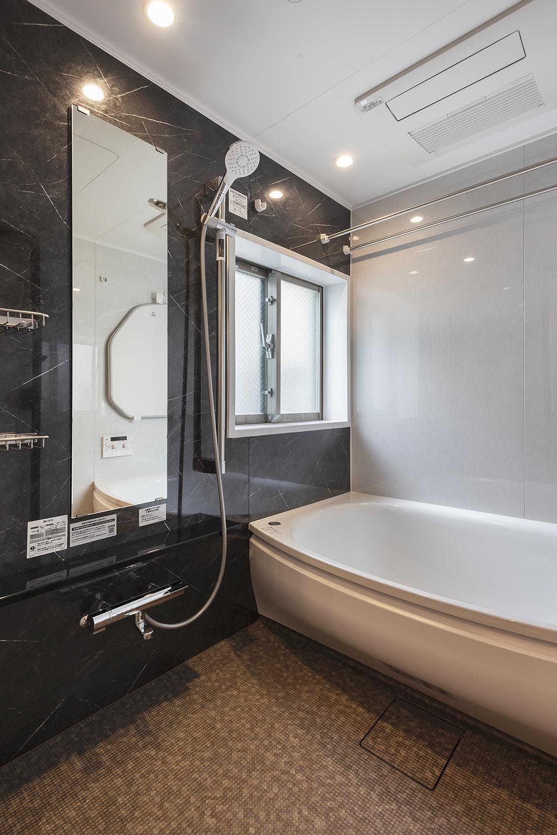 「バルコニーへ続く階段のある部屋」のお風呂・洗面所・トイレ