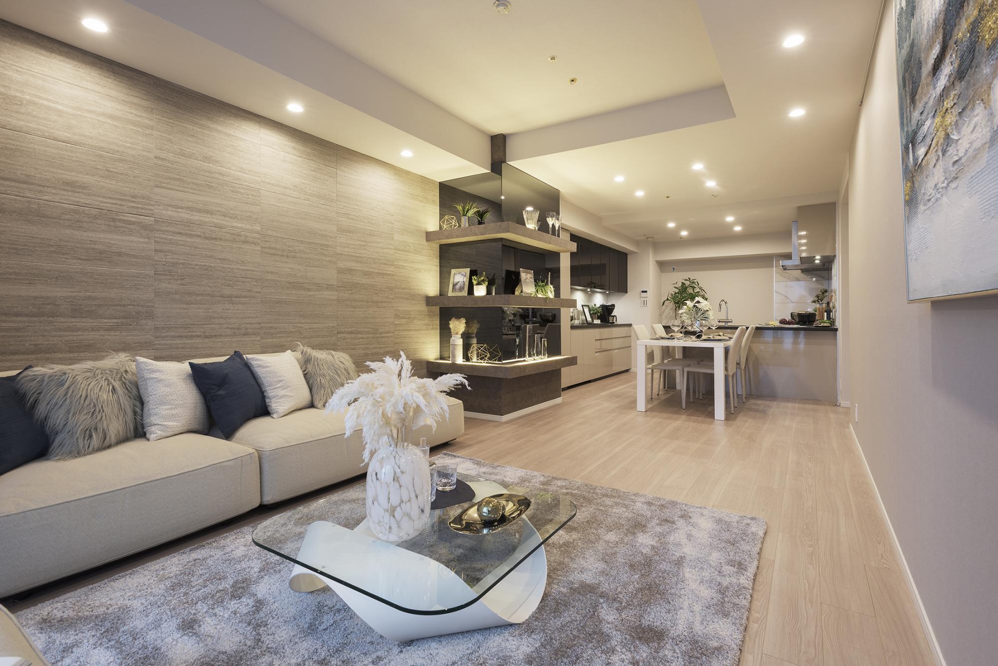 グレーが基調のラグジュアリーな空間をイメージしたリビングダイニング