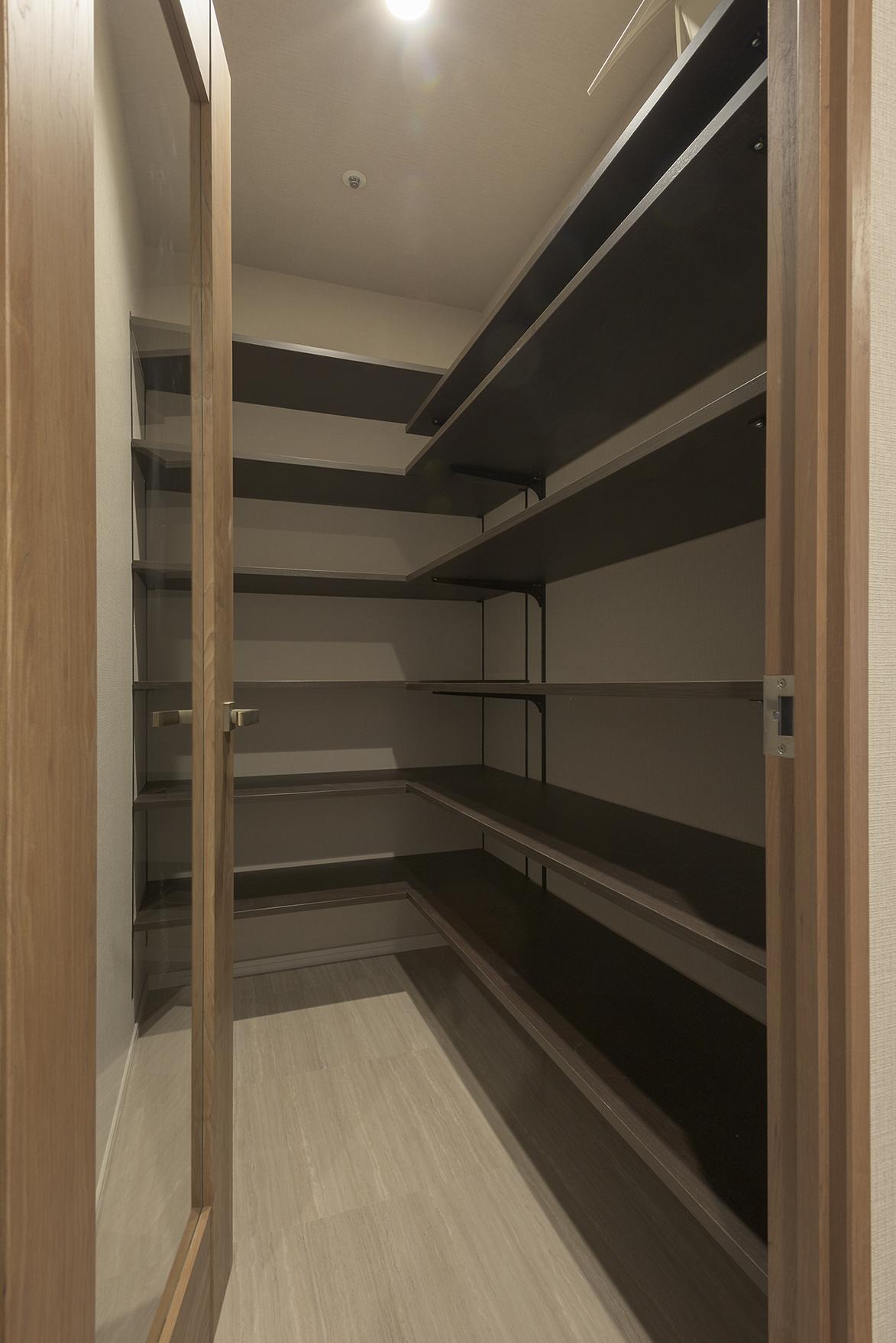 「大容量パントリーのある料理好きのためのキッチン」の収納・クローゼット