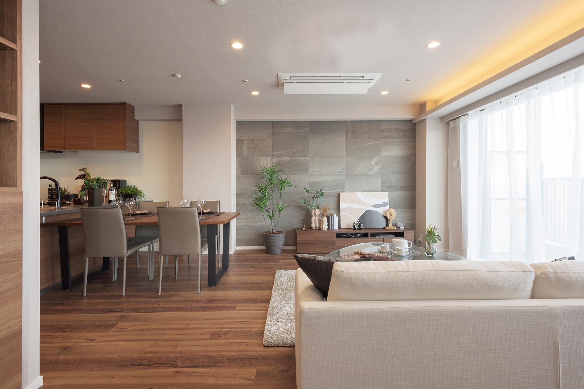 「大容量パントリーのある料理好きのためのキッチン」のリビングダイニング