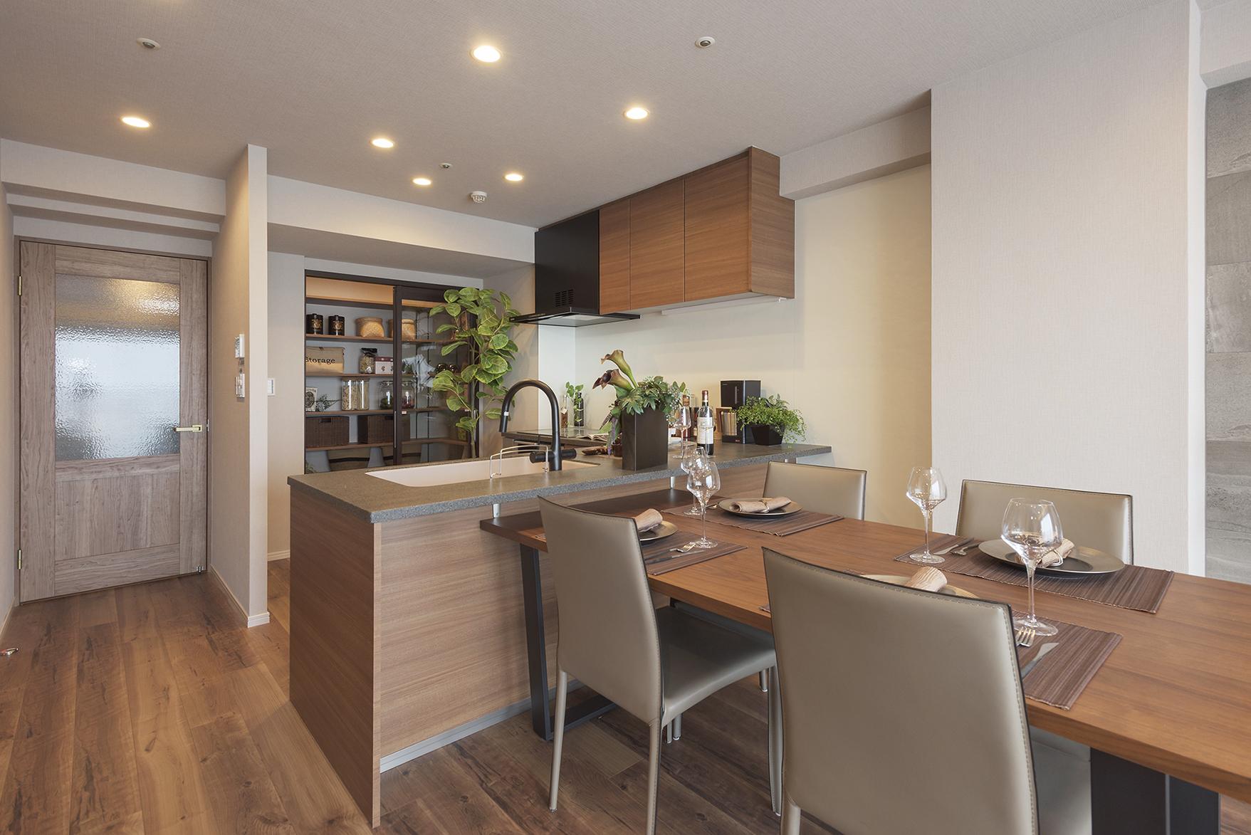 「大容量パントリーのある料理好きのためのキッチン」のキッチン