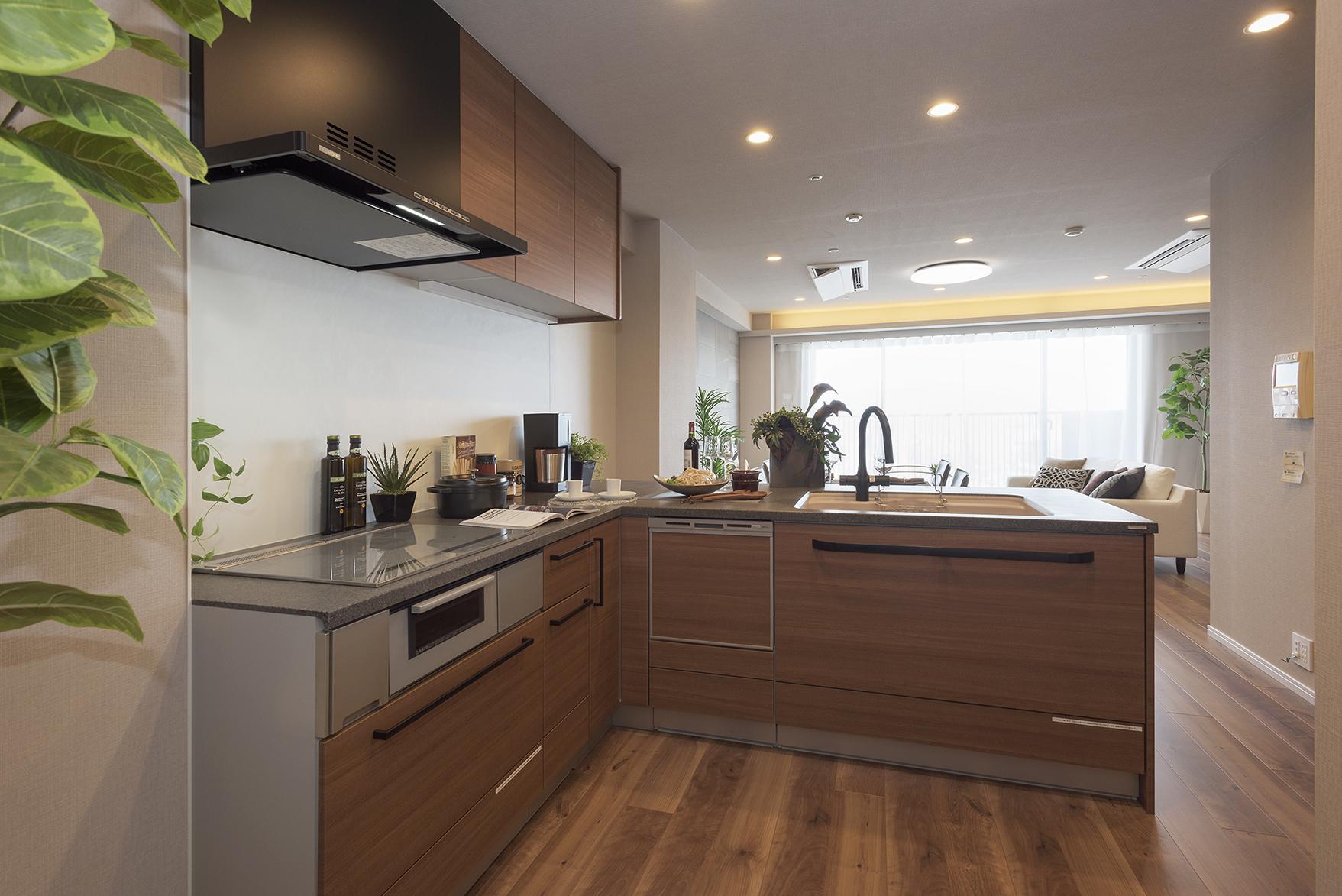 「大容量パントリーのある料理好きのためのキッチン」のキッチン