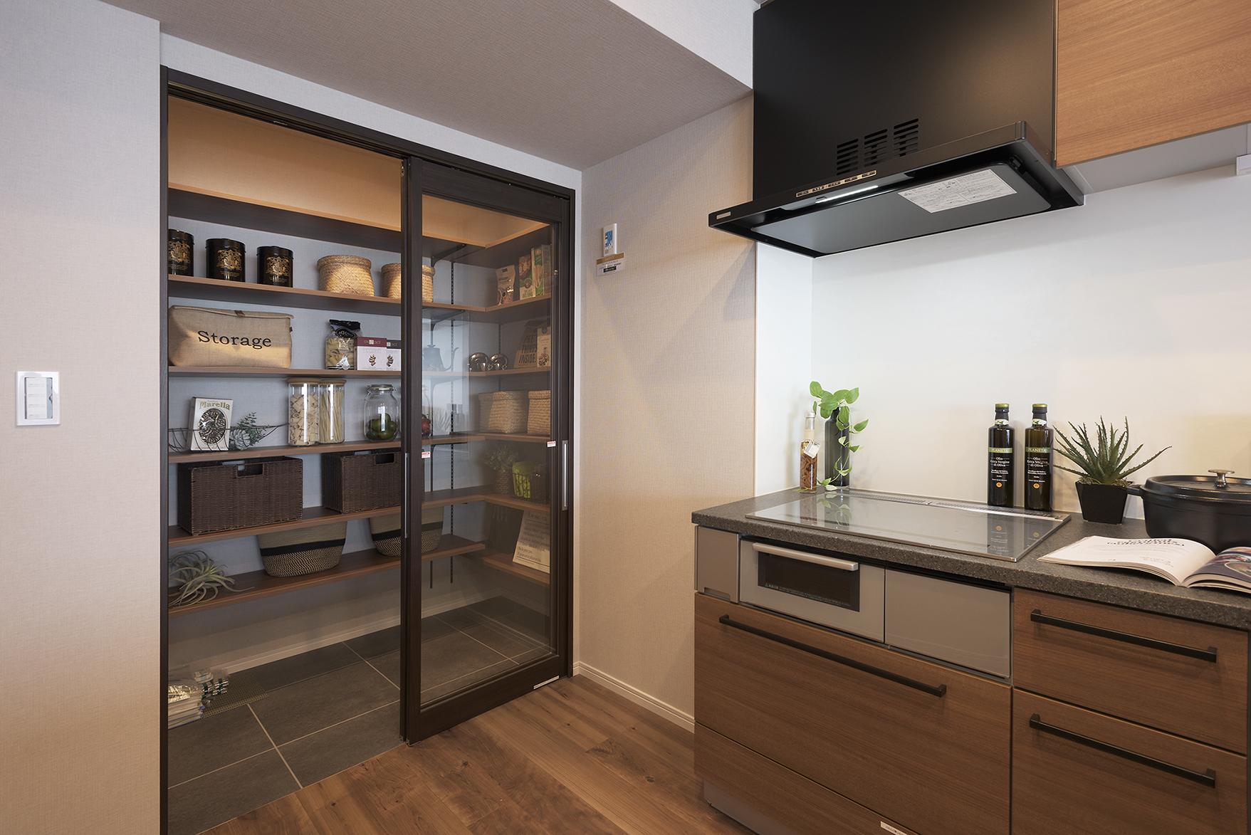 「大容量パントリーのある料理好きのためのキッチン」の収納・クローゼット