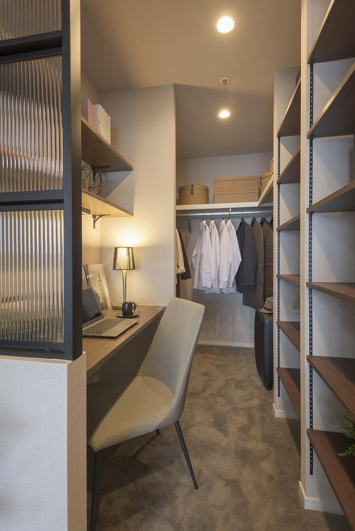 「大容量パントリーのある料理好きのためのキッチン」の収納・クローゼット