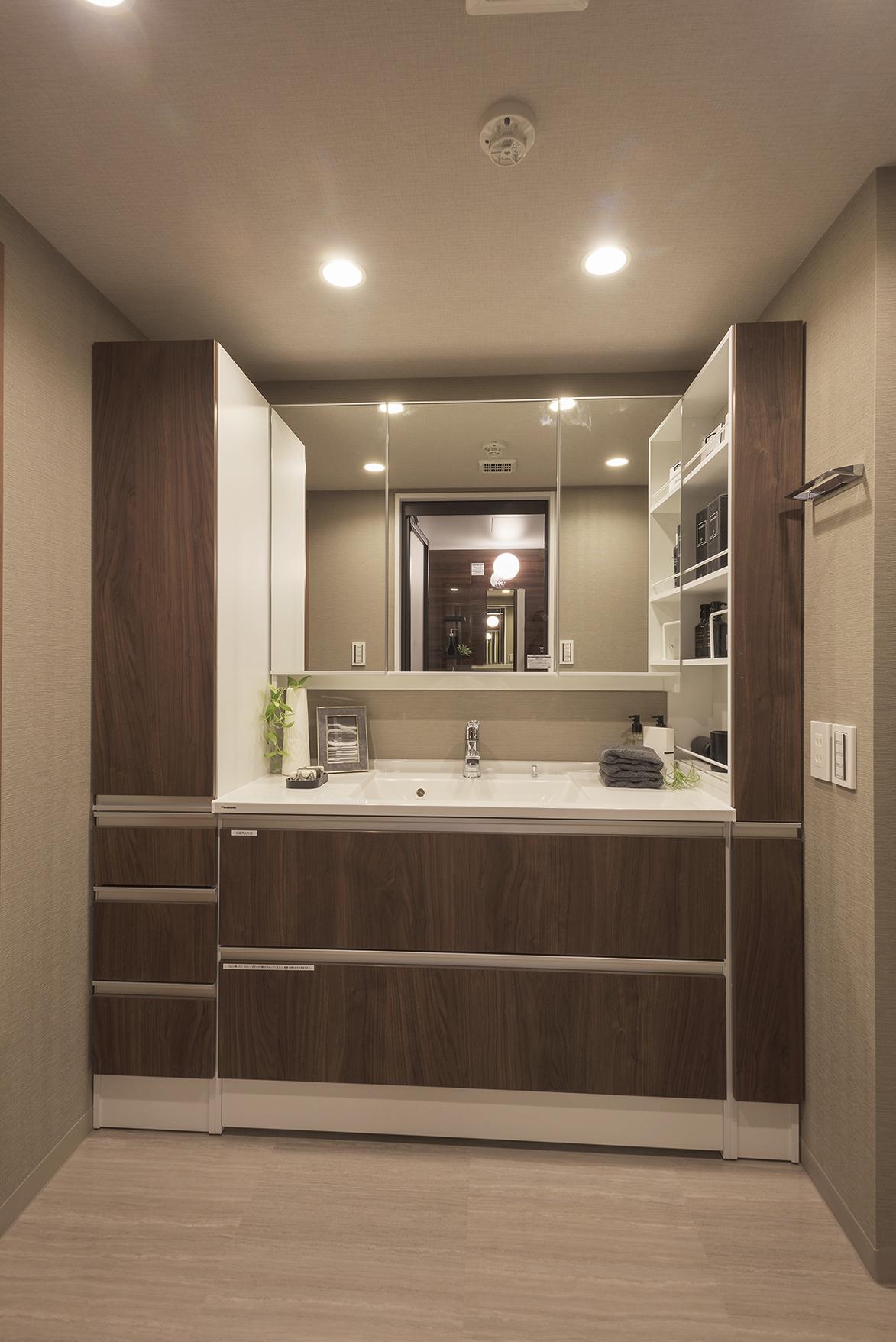 「大容量パントリーのある料理好きのためのキッチン」のお風呂・洗面所・トイレ