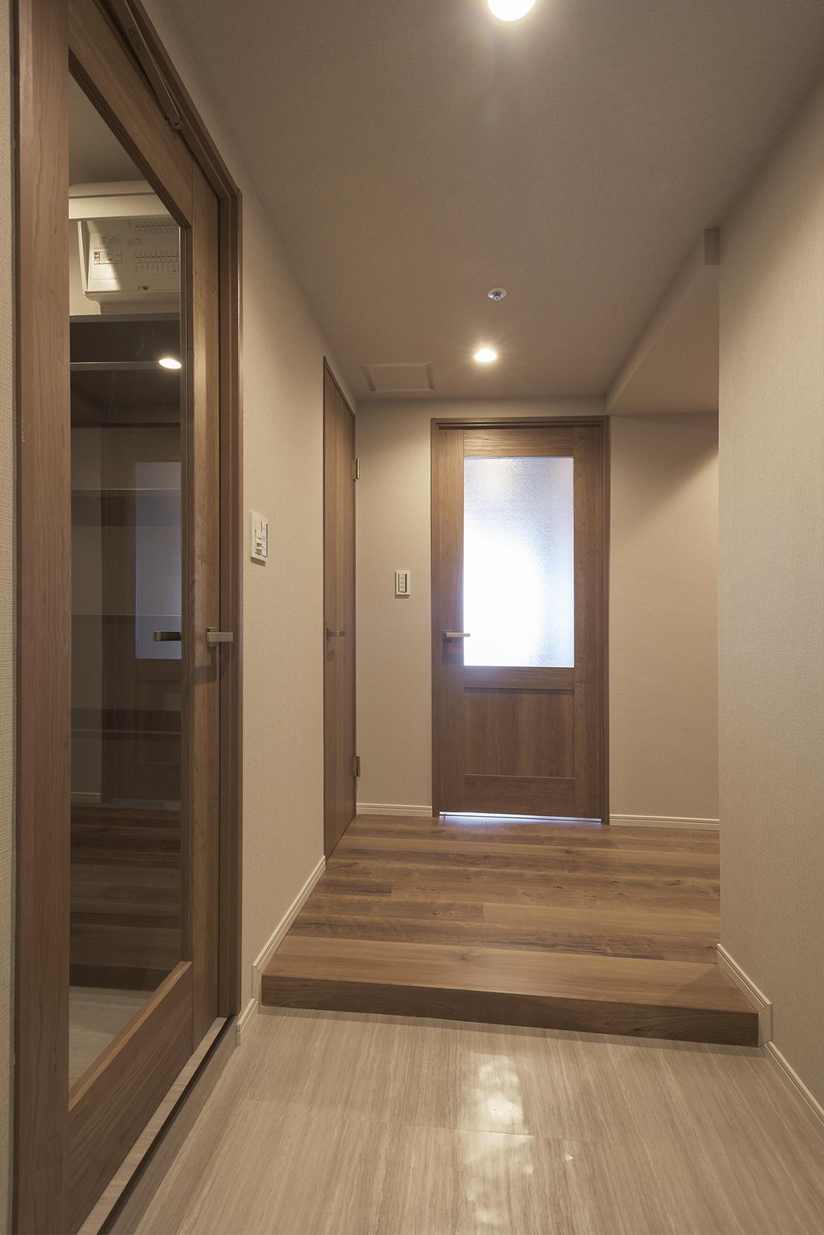 「大容量パントリーのある料理好きのためのキッチン」の玄関・土間