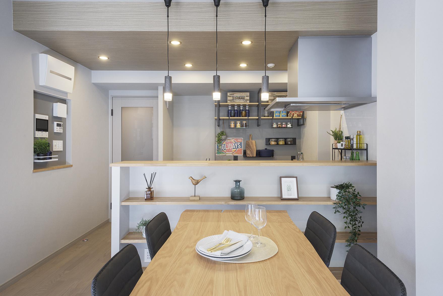 キッチンの背面の壁にはマグネットボードを施工し、磁石でくっつく「tower」のアイテムを好きな場所に設置できる仕様です。