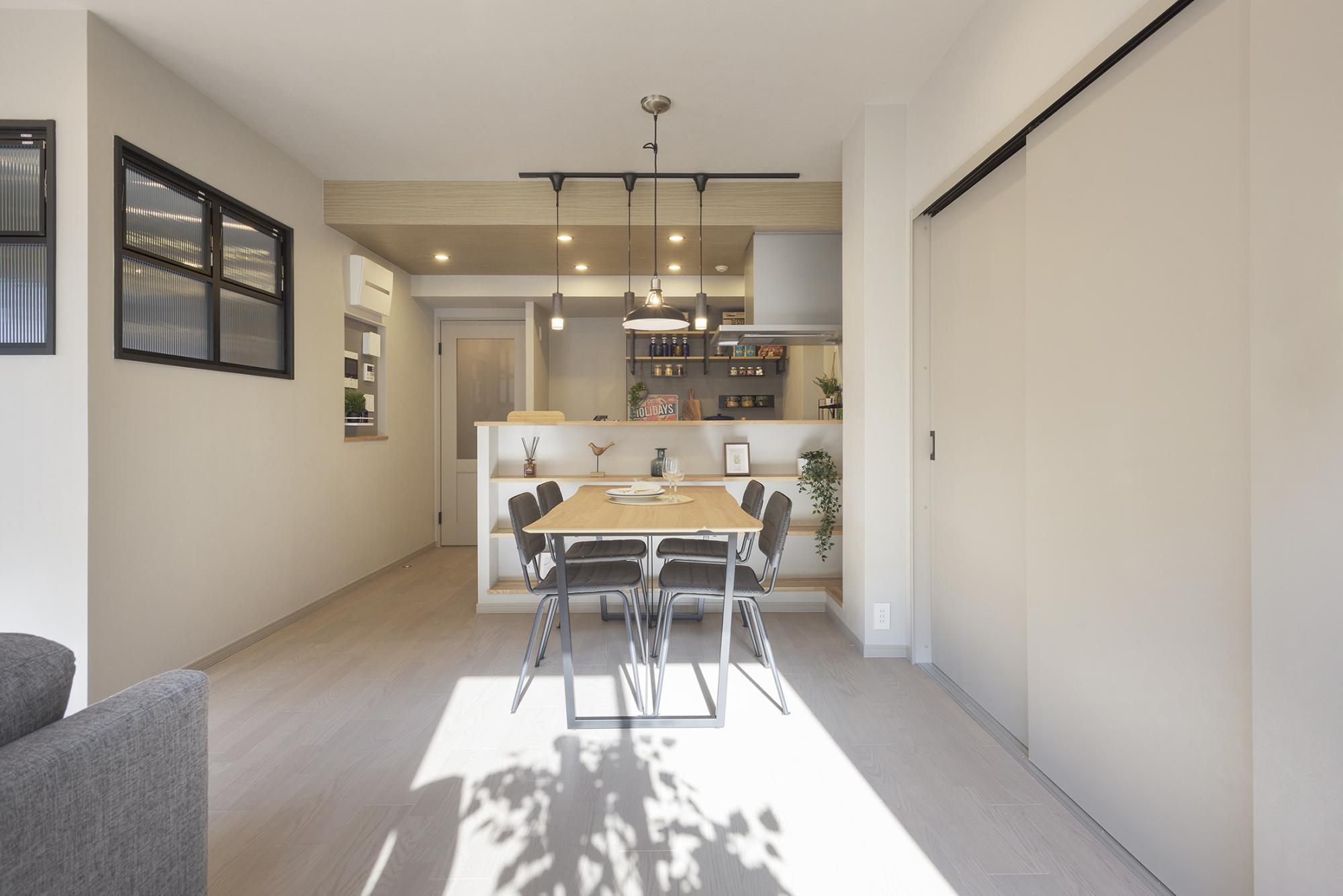 「インテリアを活かすナチュラルリノベーション」のリビングダイニング