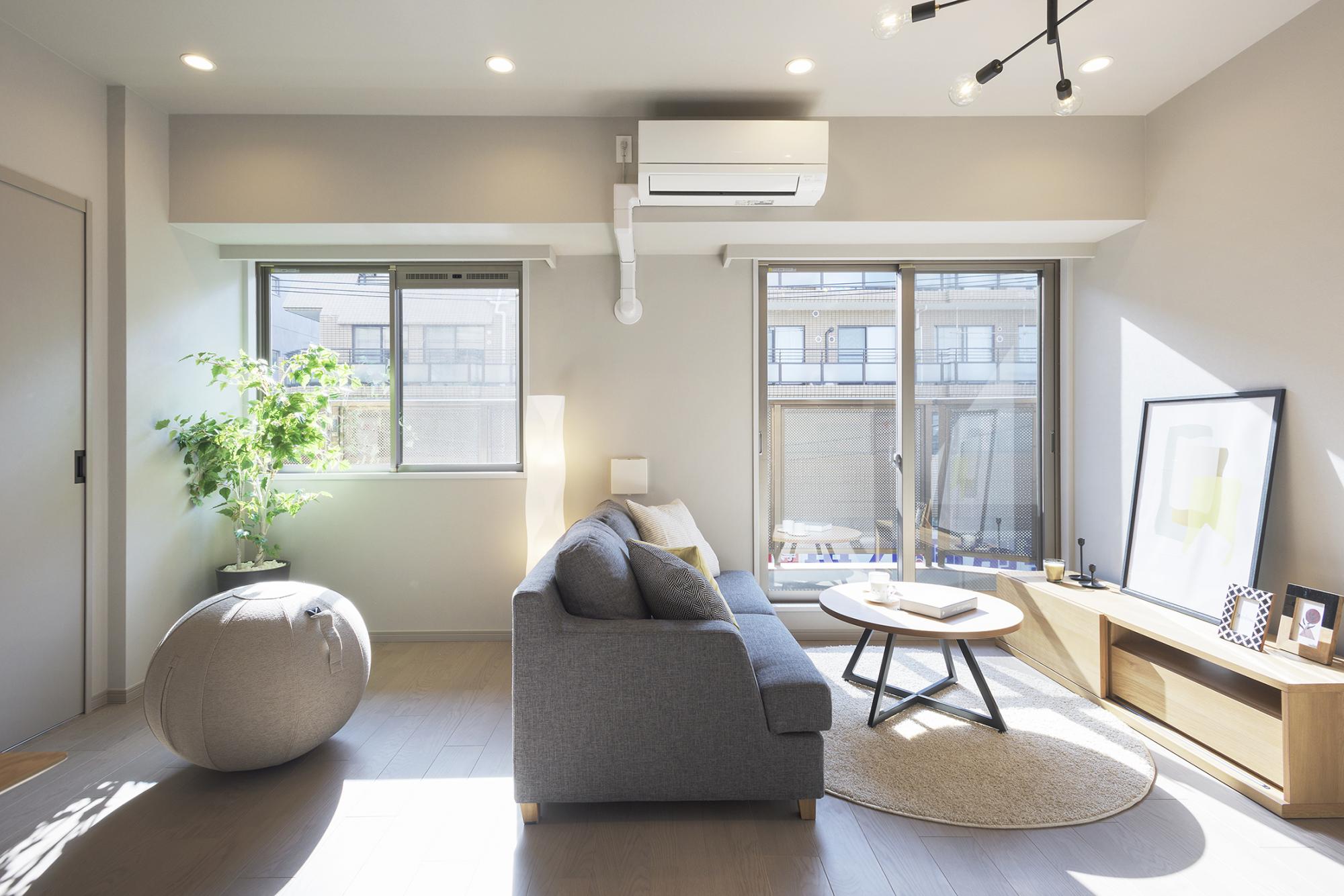 「インテリアを活かすナチュラルリノベーション」のリビングダイニング