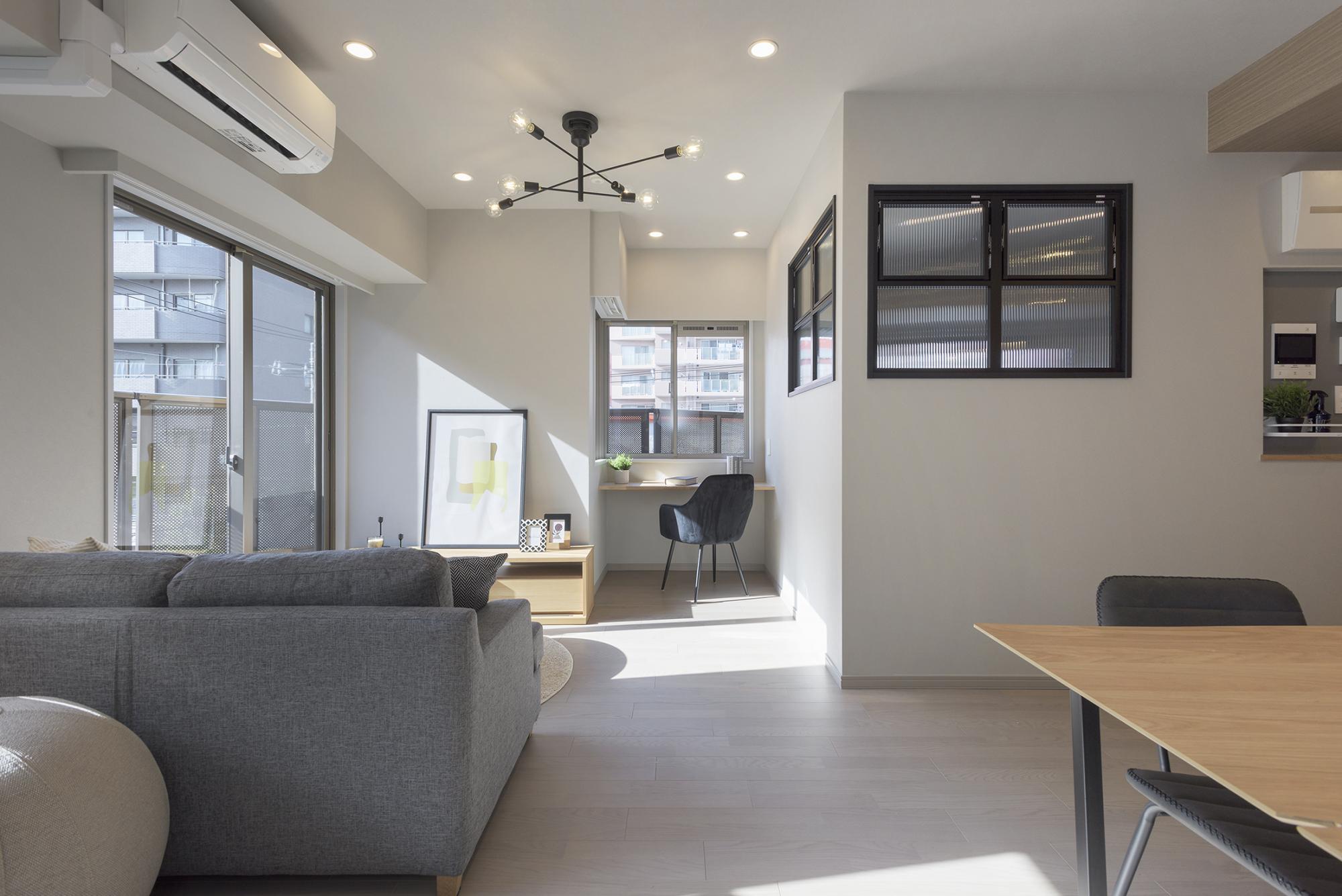 「インテリアを活かすナチュラルリノベーション」のリビングダイニング